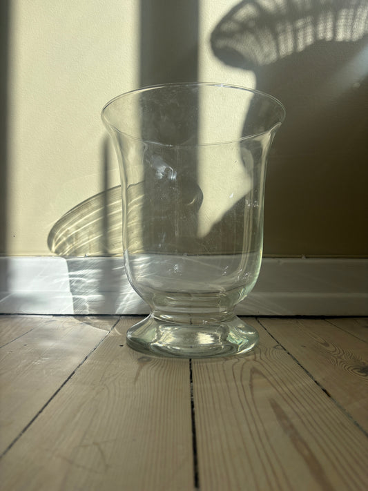 Stor glasvase på fod