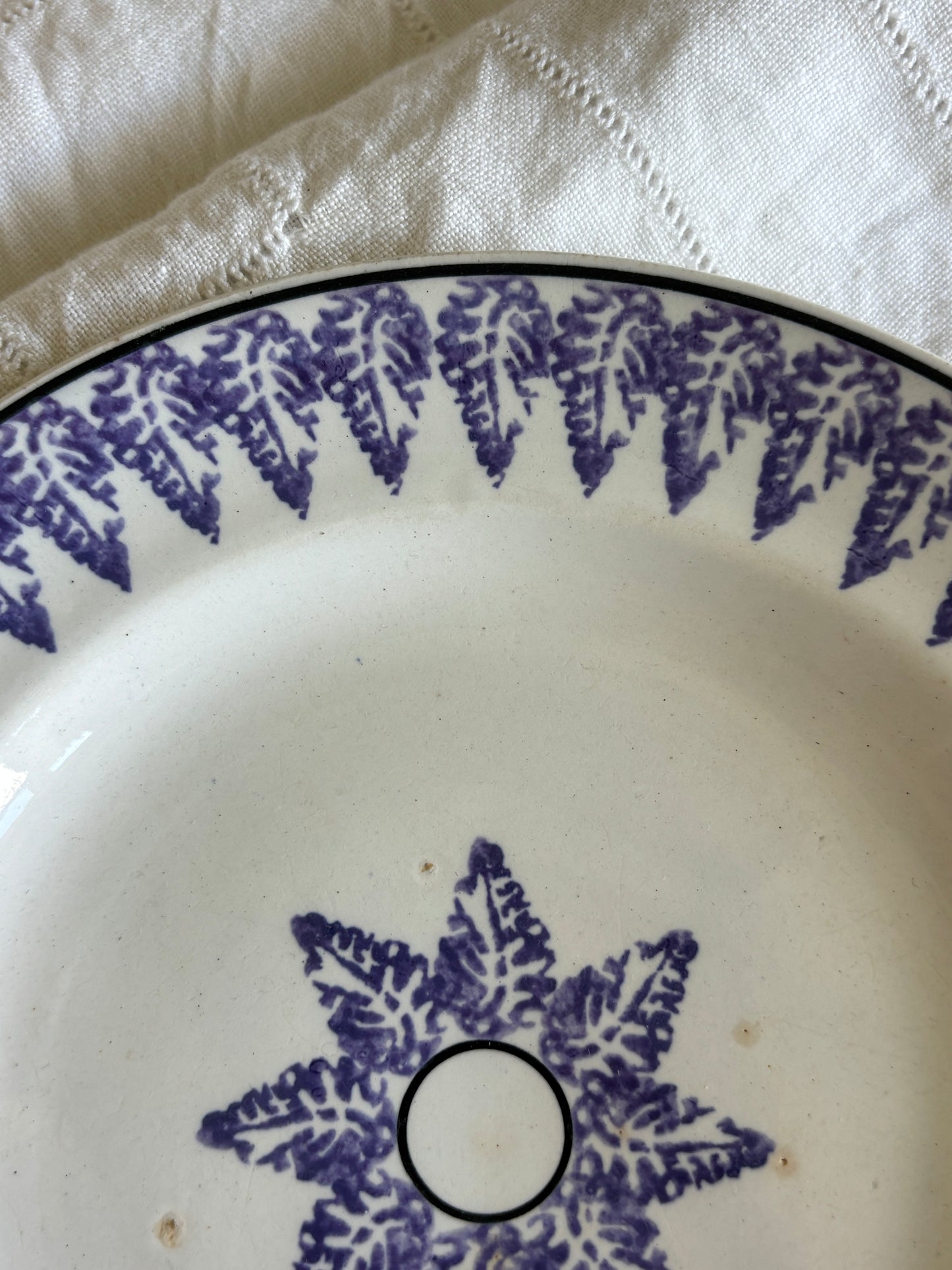 Gammel platte, lilla motiv