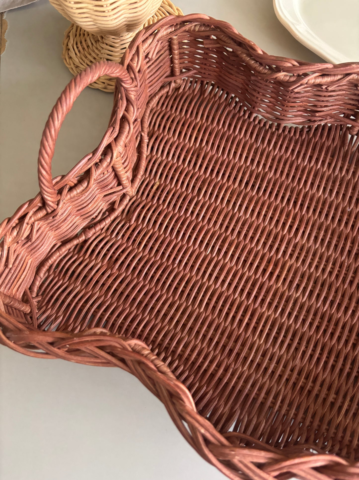 Brun rattan bakke med håndtag