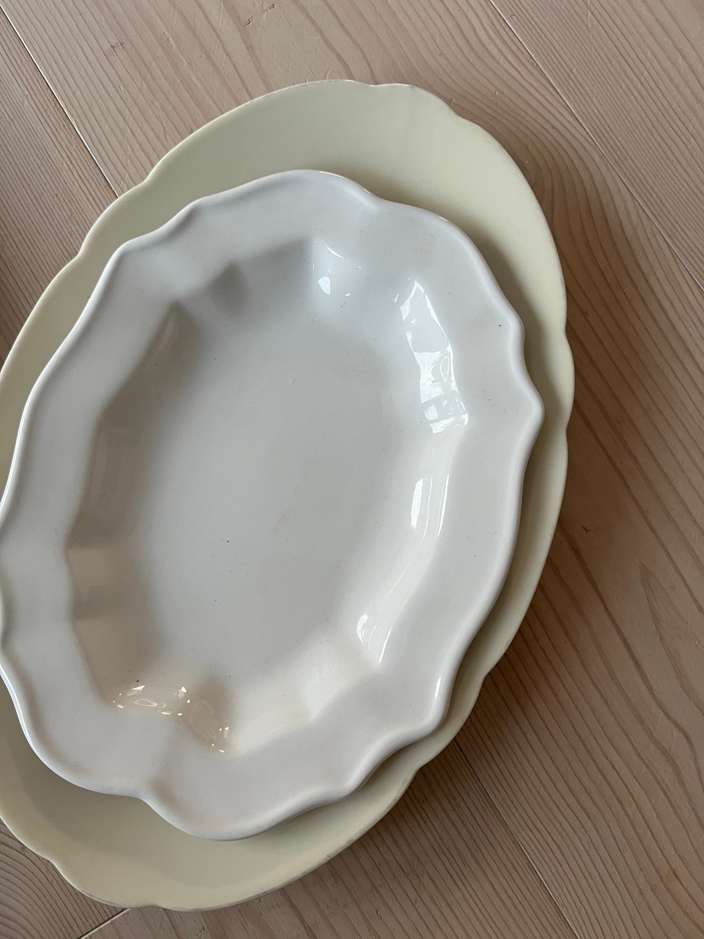 Smukt lille fad, hvid porcelæn