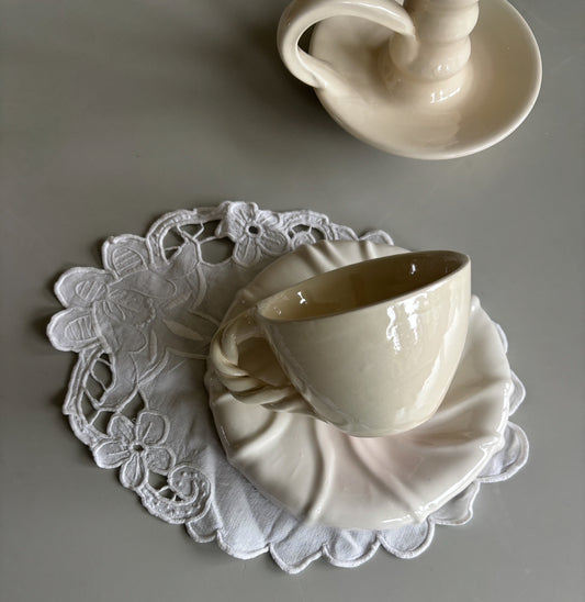 Håndlavet kop med snoet håndtag