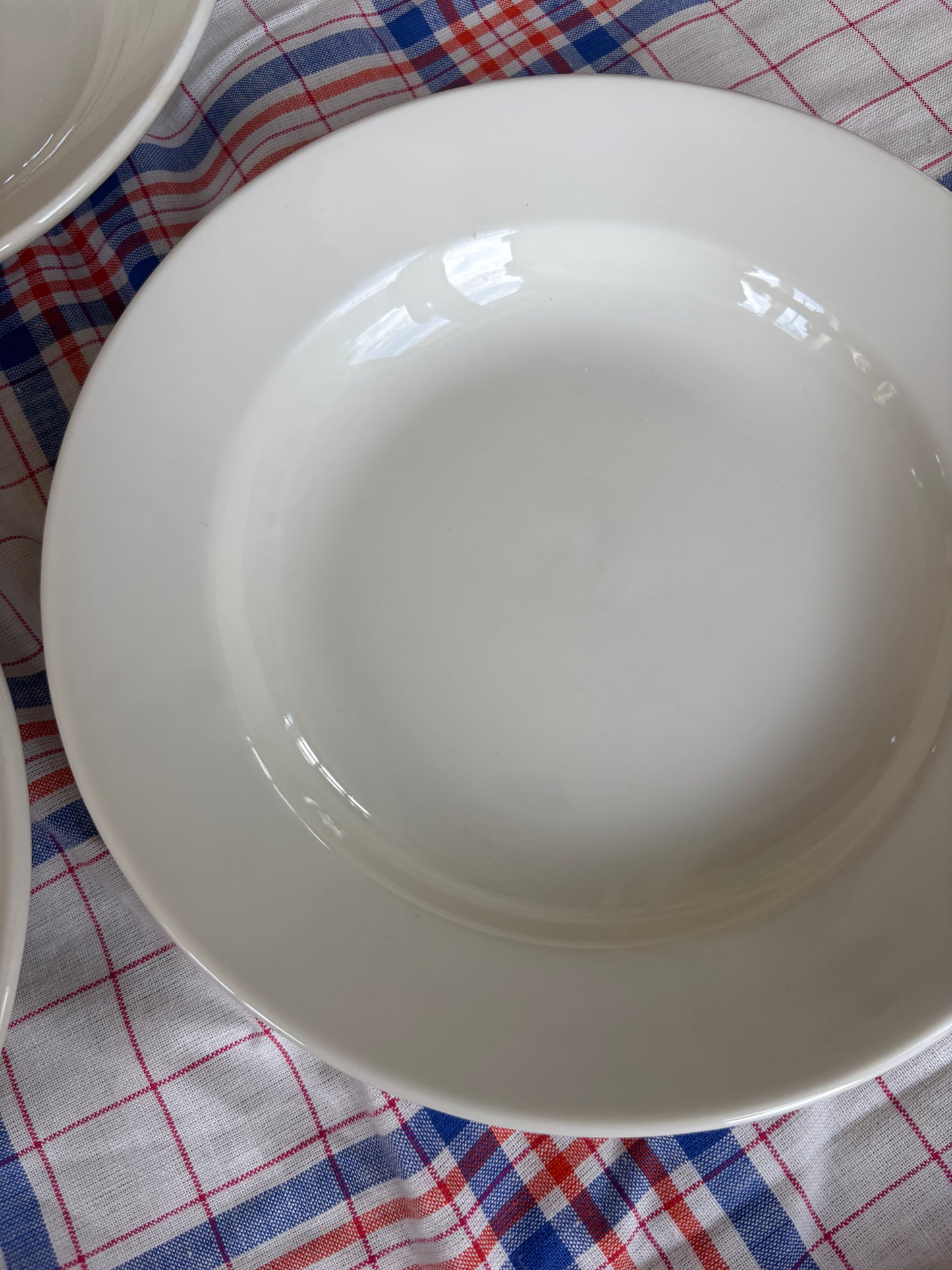 Dybe cremefarvet tallerkner