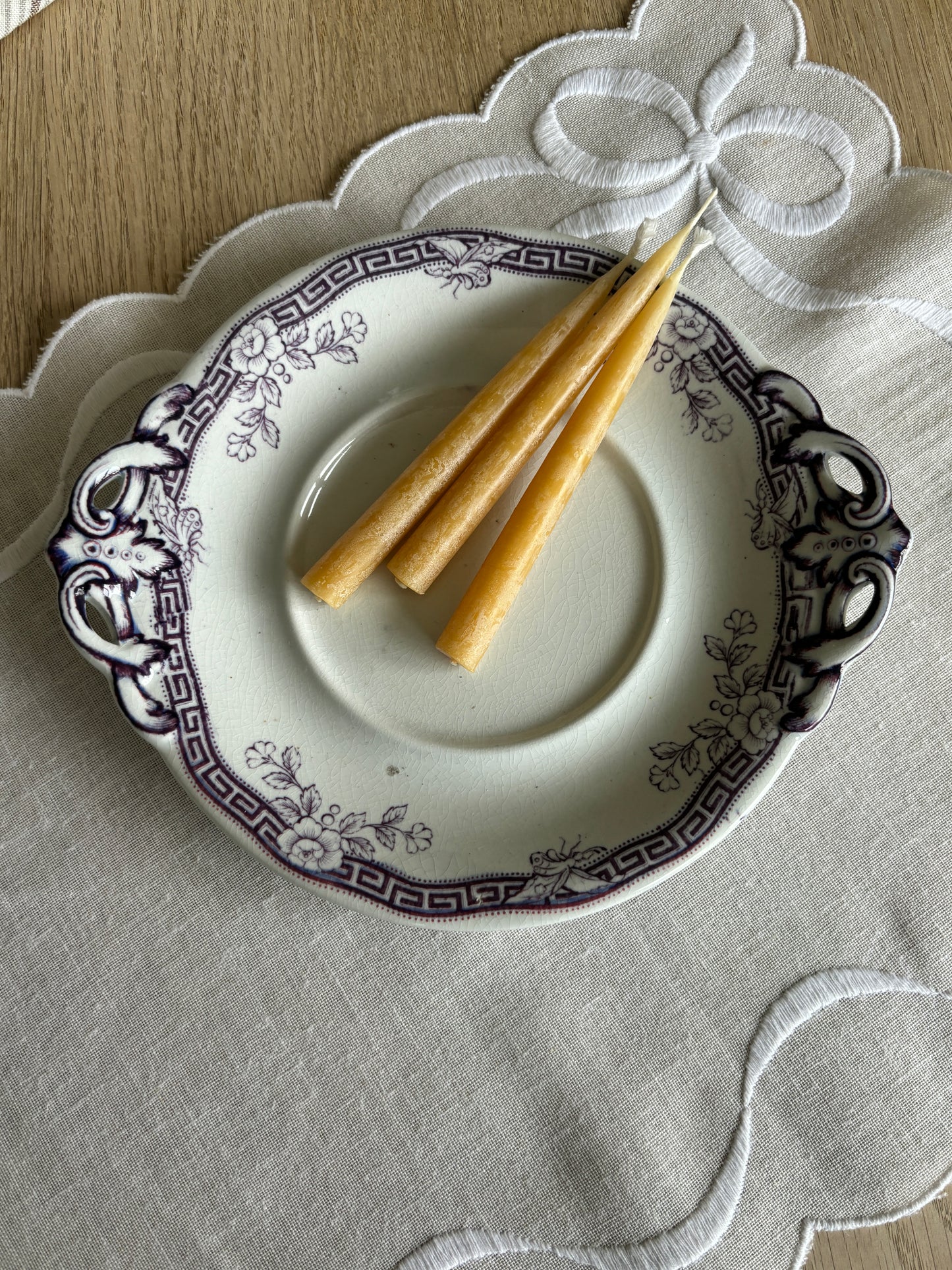 Rundt fad med lilla motiv