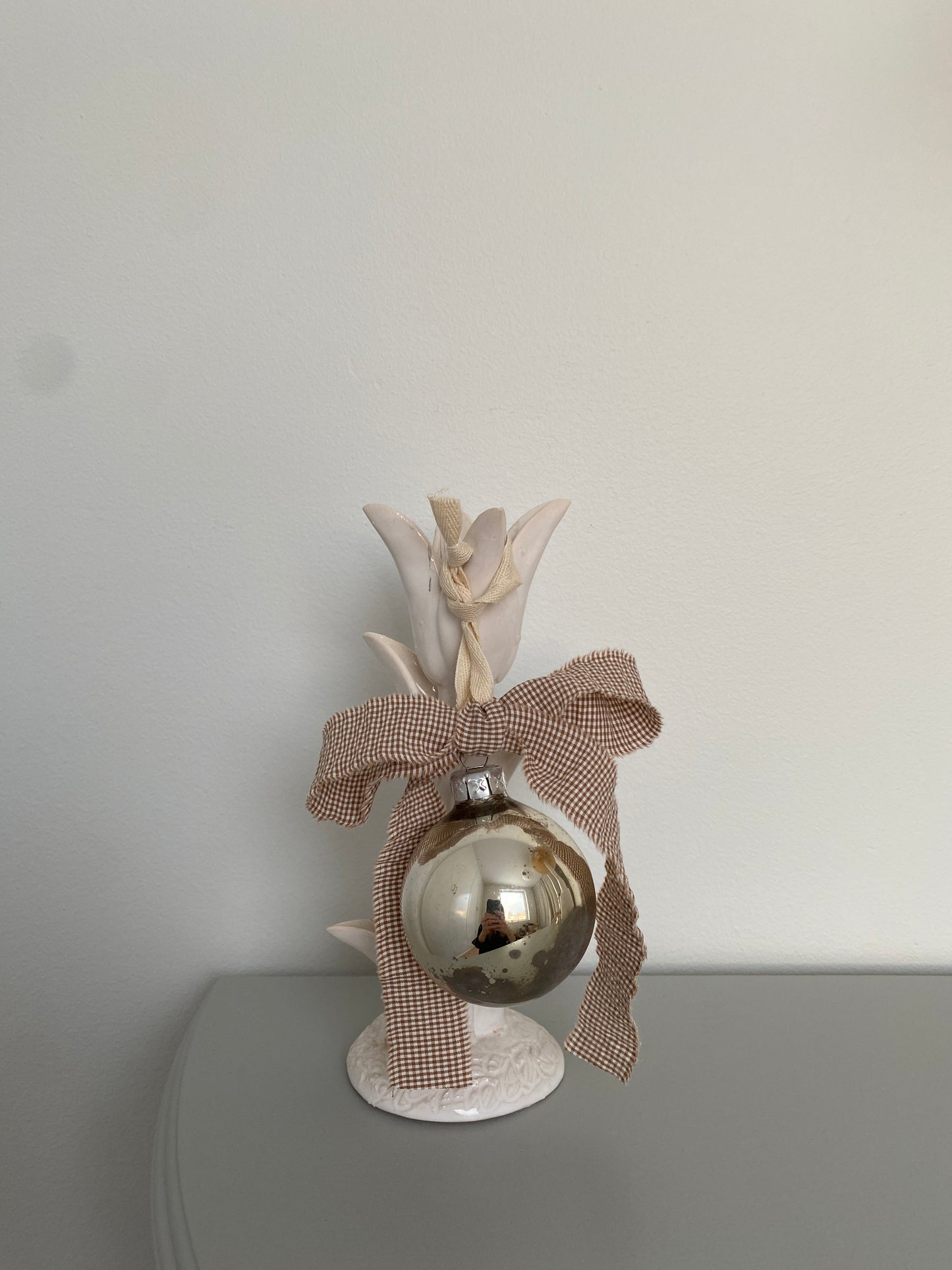 Vintage julekugle med bånd, tern/sølv