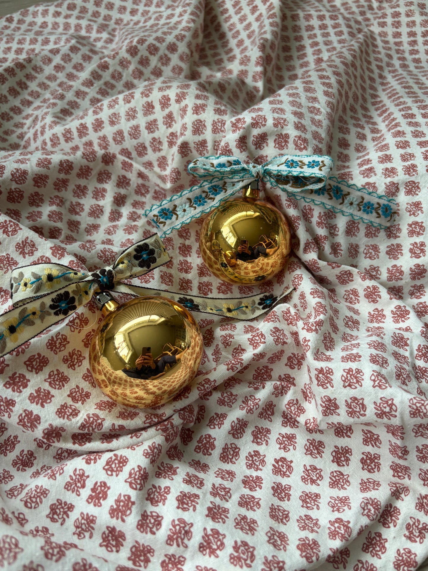 Julekugler med bånd