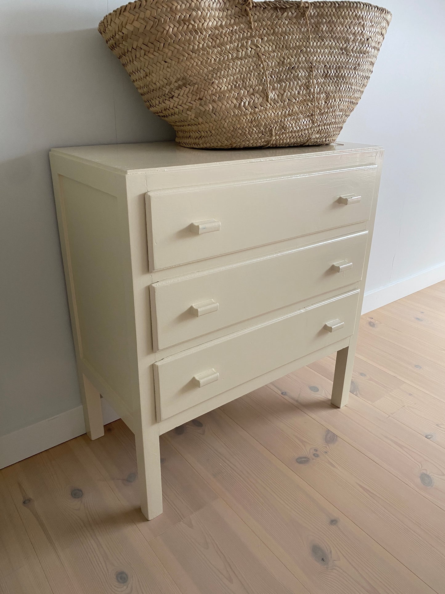 Gammel kommode, creme