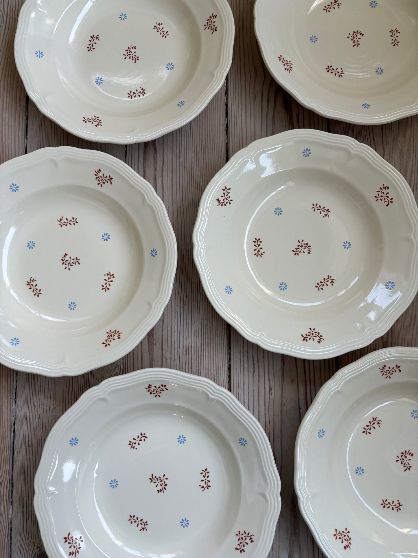 Cremefarvet dybe tallerkner med det fineste motiv