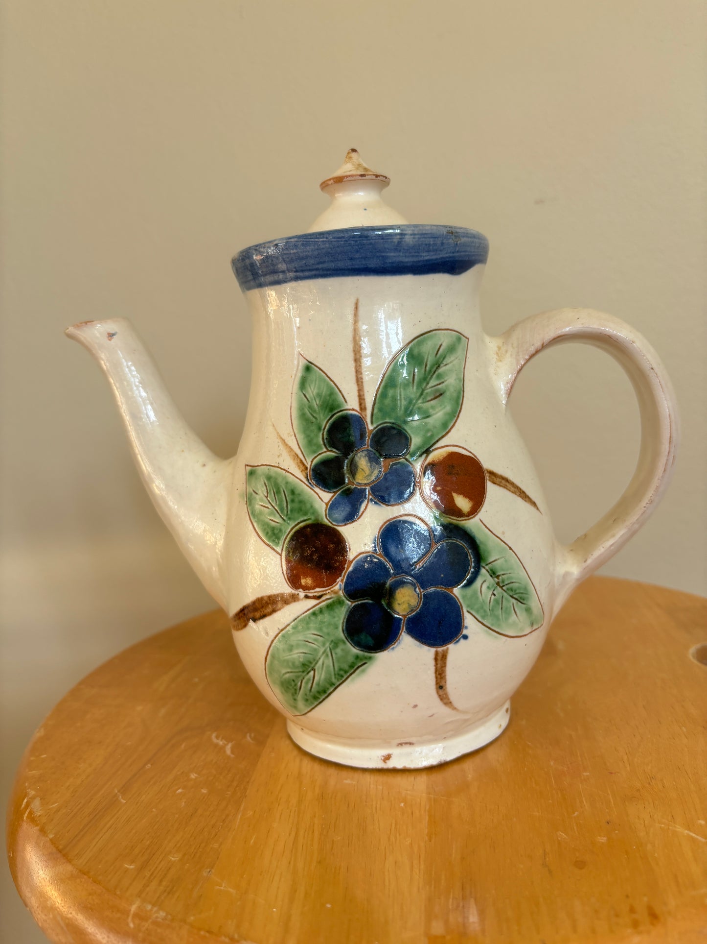 Gammel blomstret keramik kande