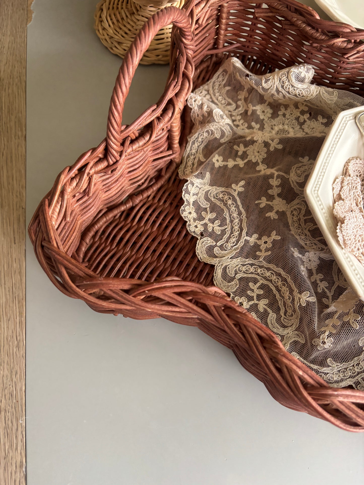Brun rattan bakke med håndtag