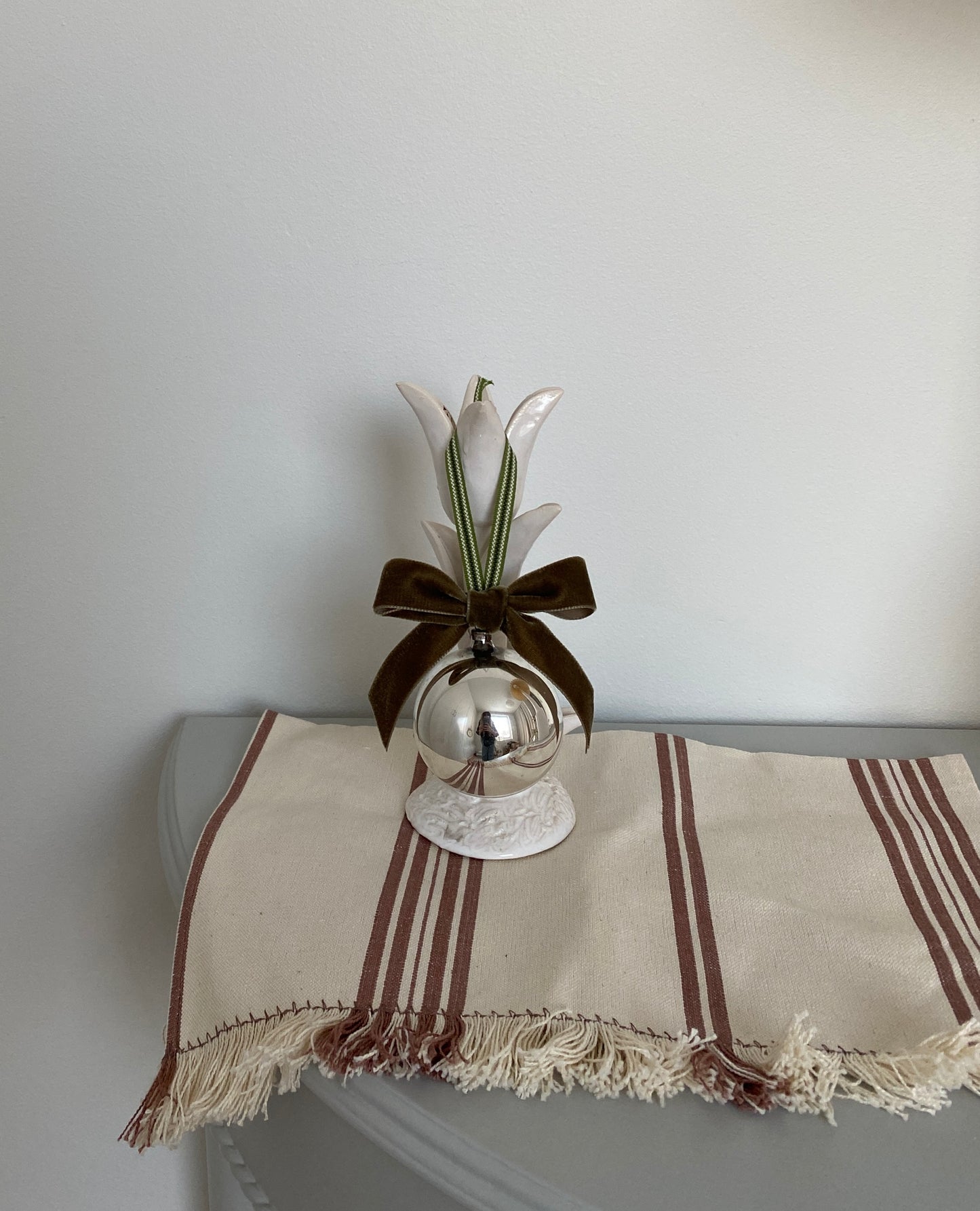 Vintage julekugle med bånd, brun/grøn