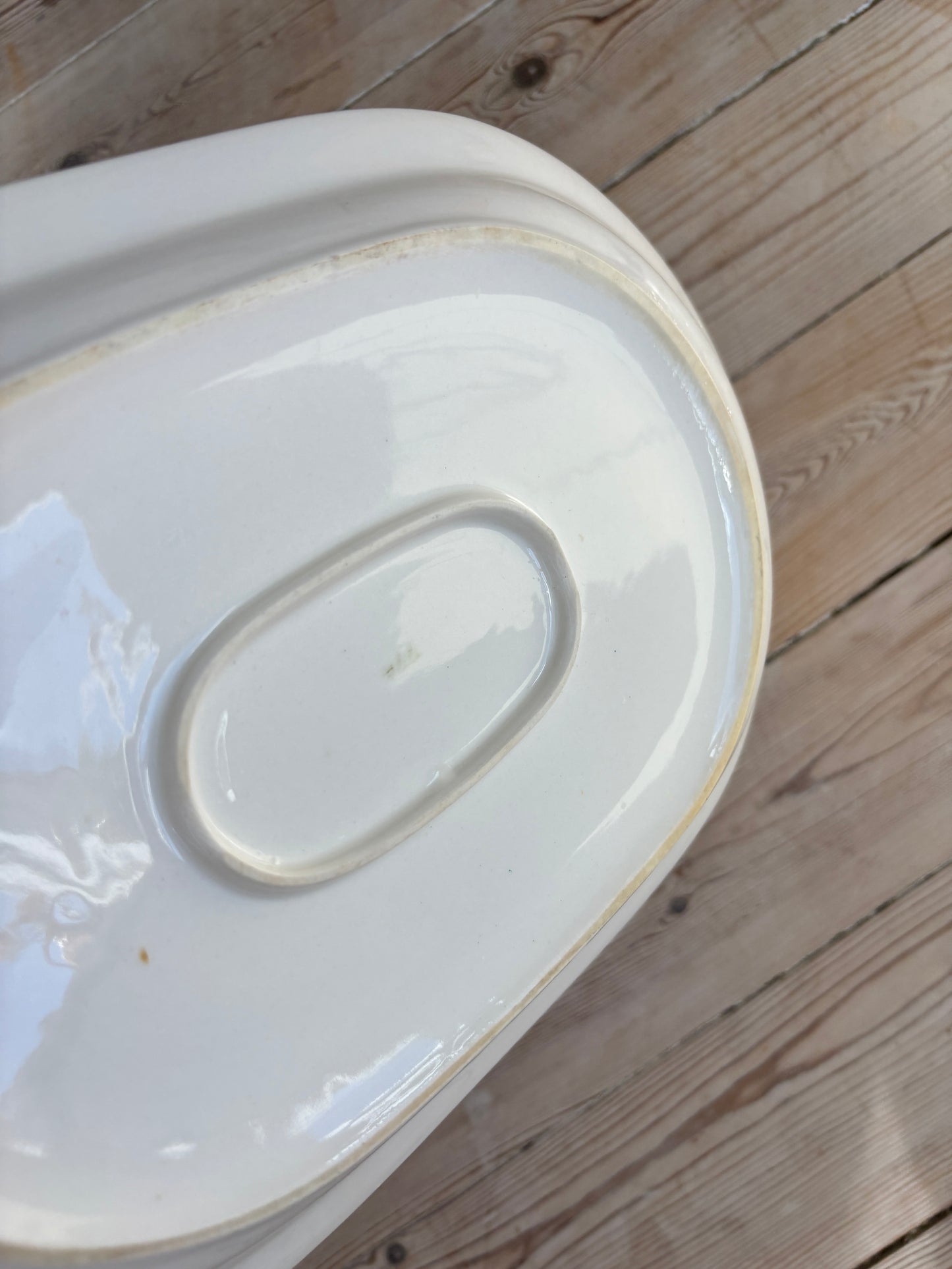 Fad med blå blomst, mellem