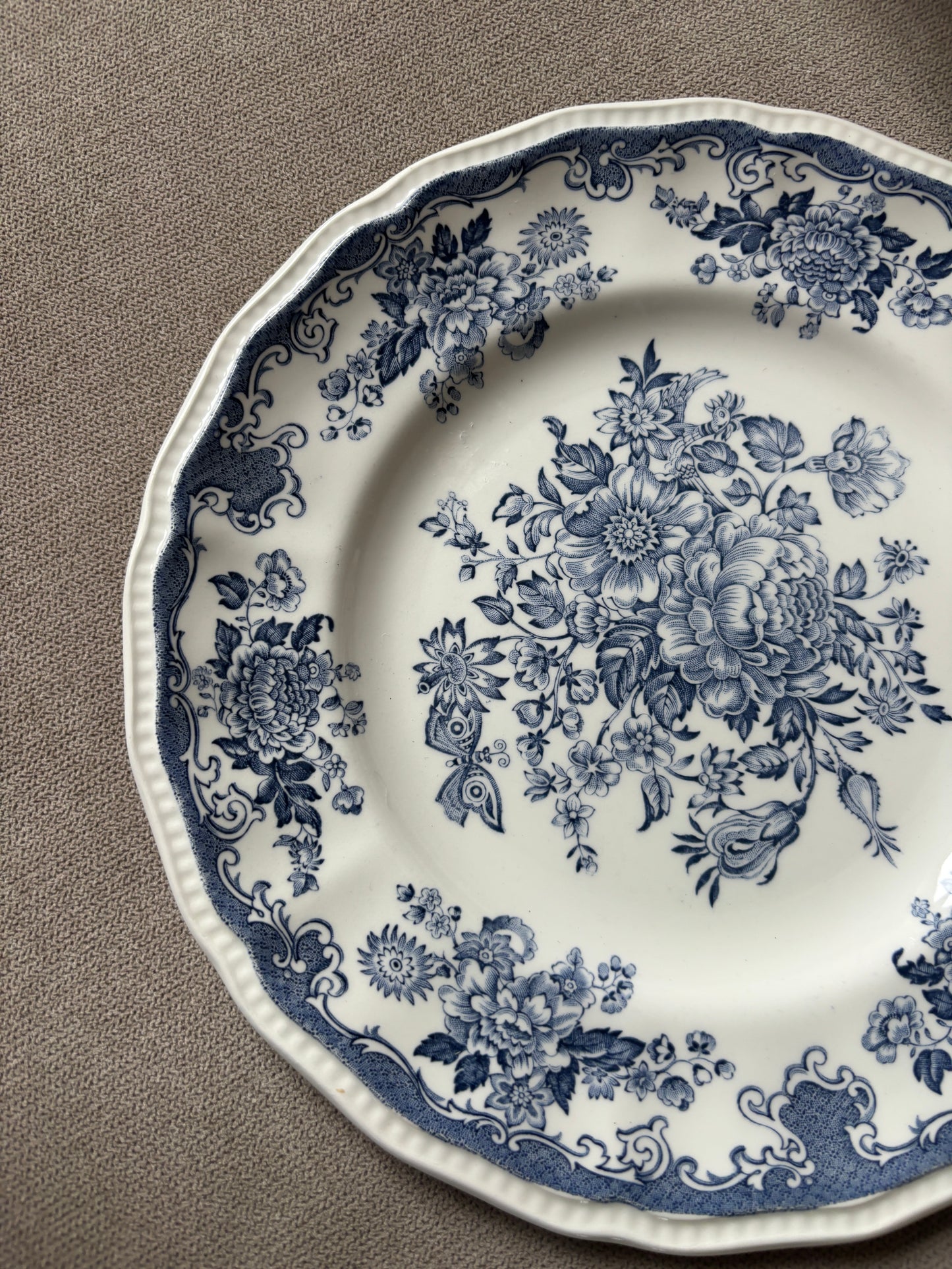 Engelsk platte med blå blomster