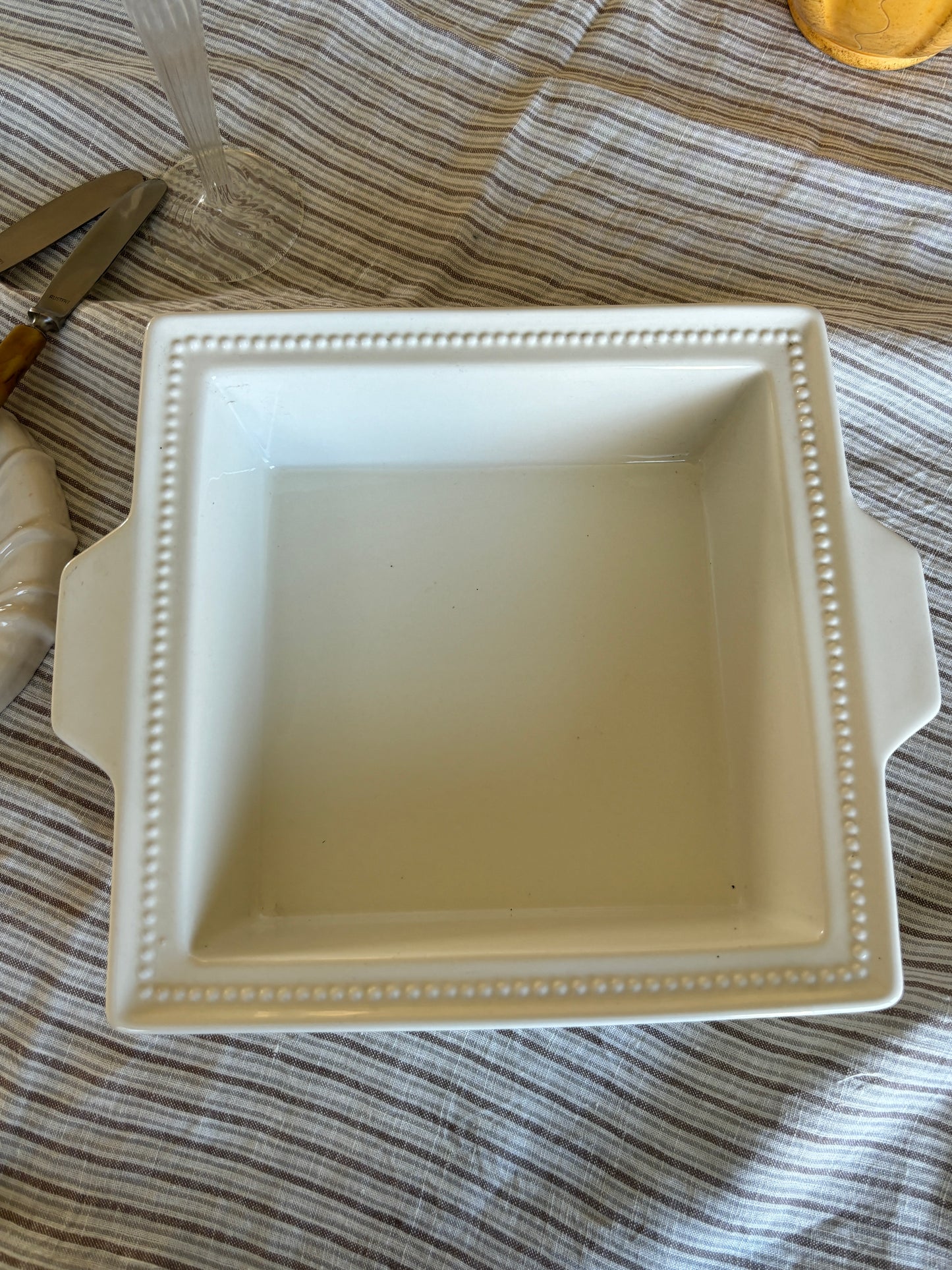 Firkantet skål med perlekant