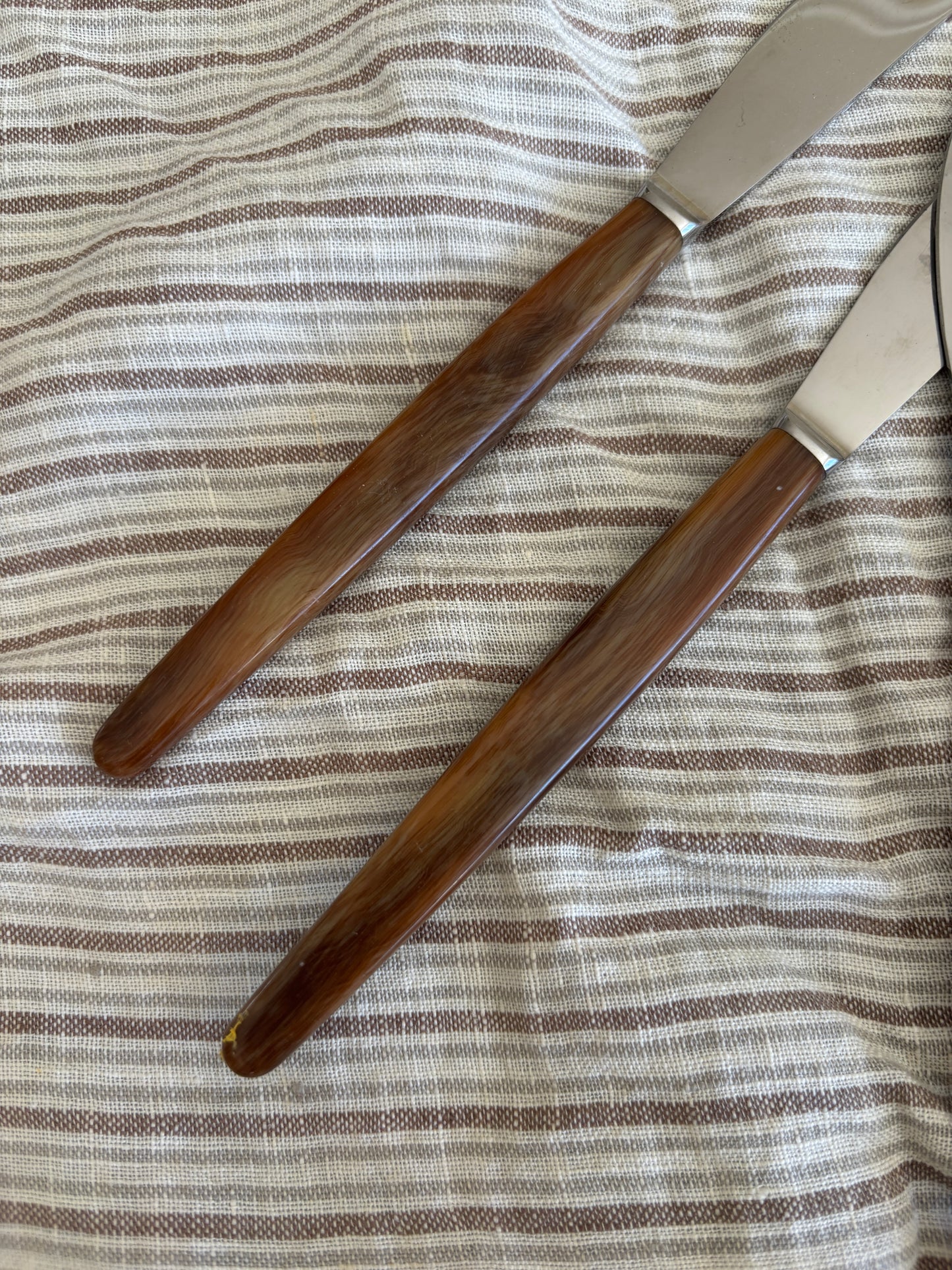 Knive med brunt skaft