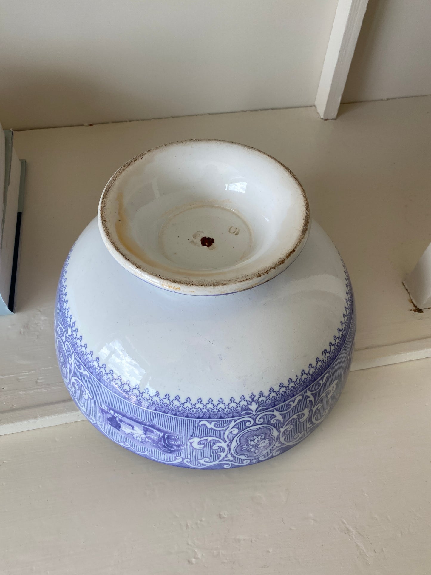 Gammel svensk skål på fod