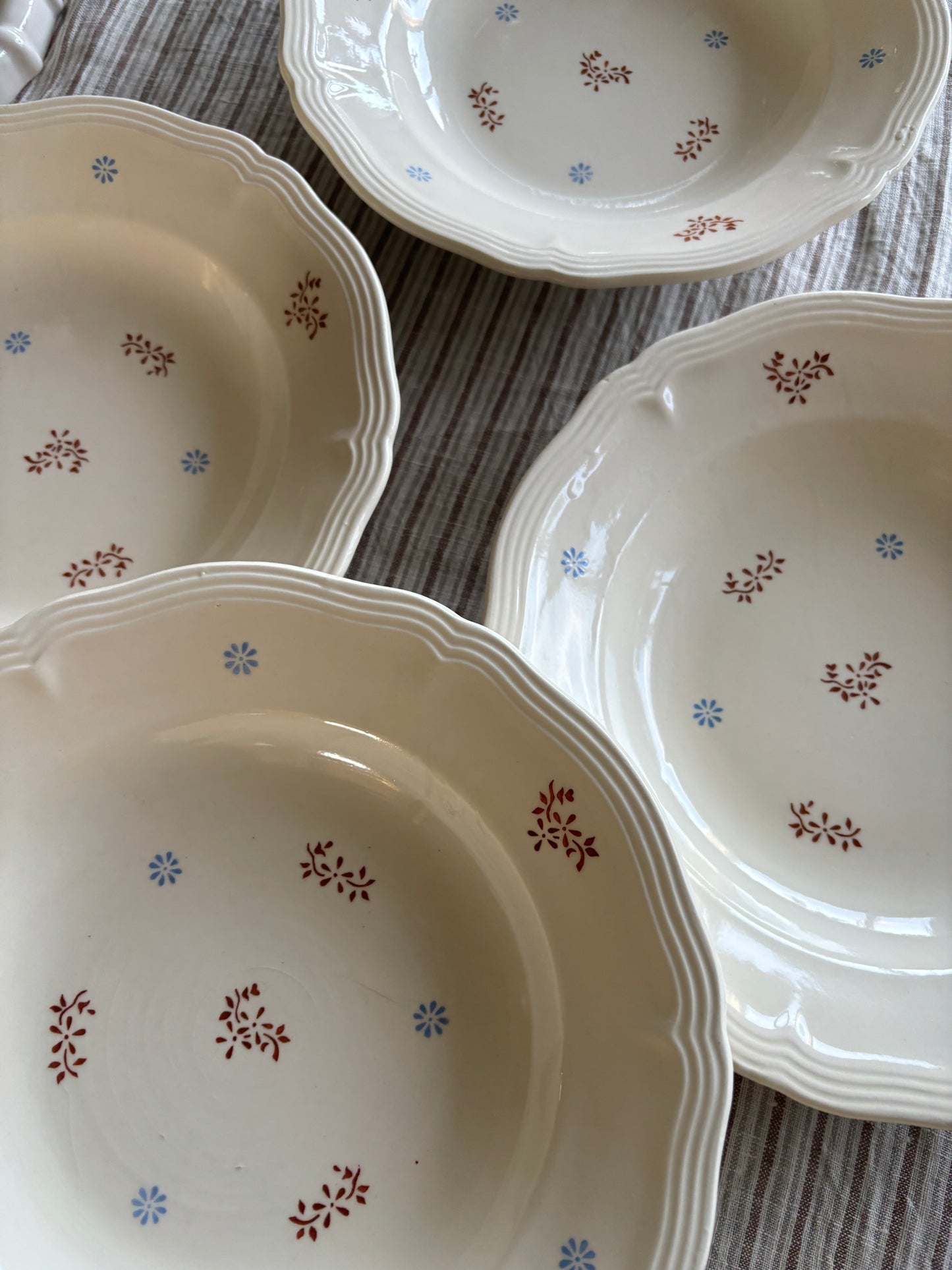 Cremefarvet dybe tallerkner med det fineste motiv