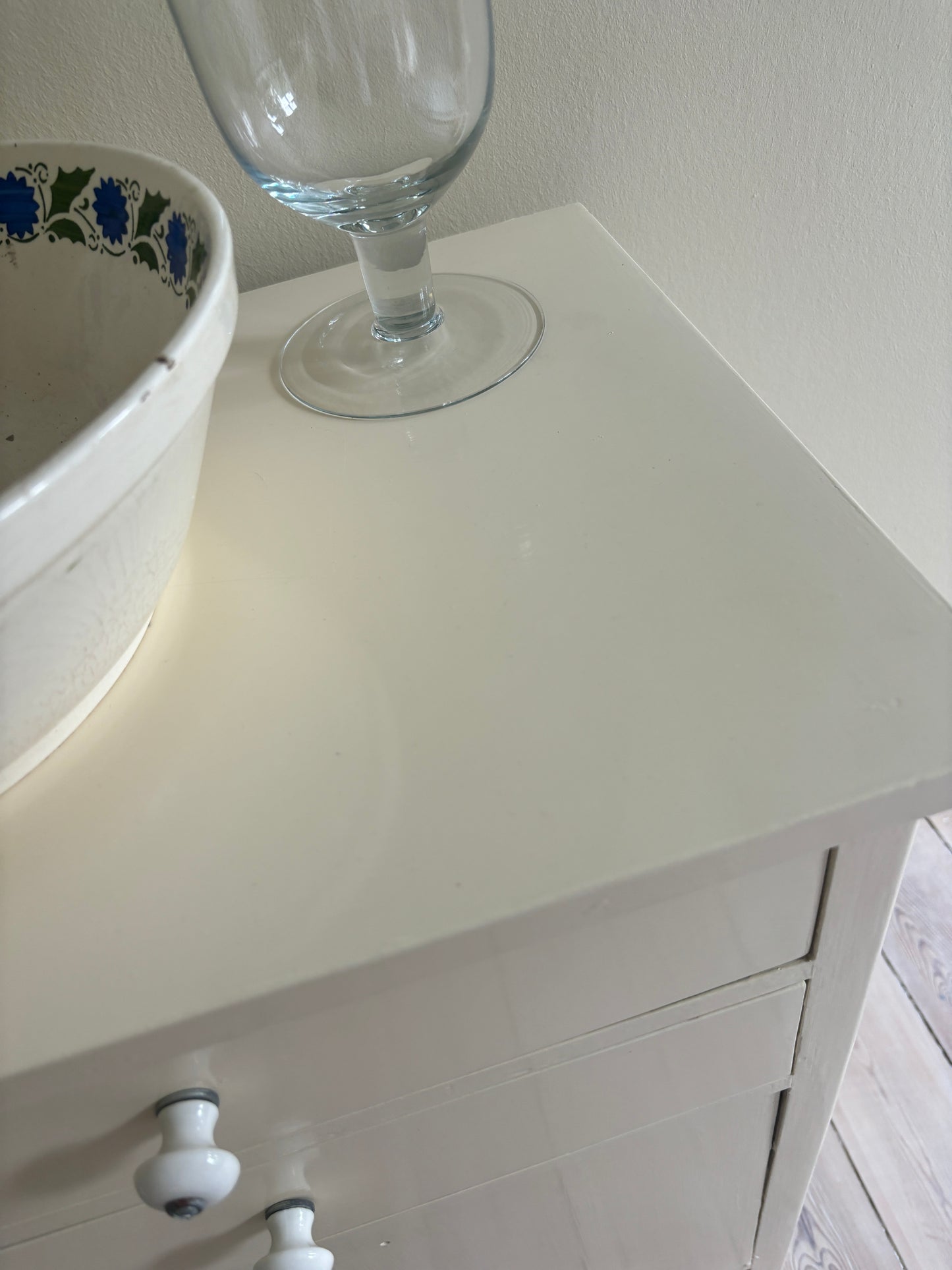 Cremefarvet møbel med to skuffer