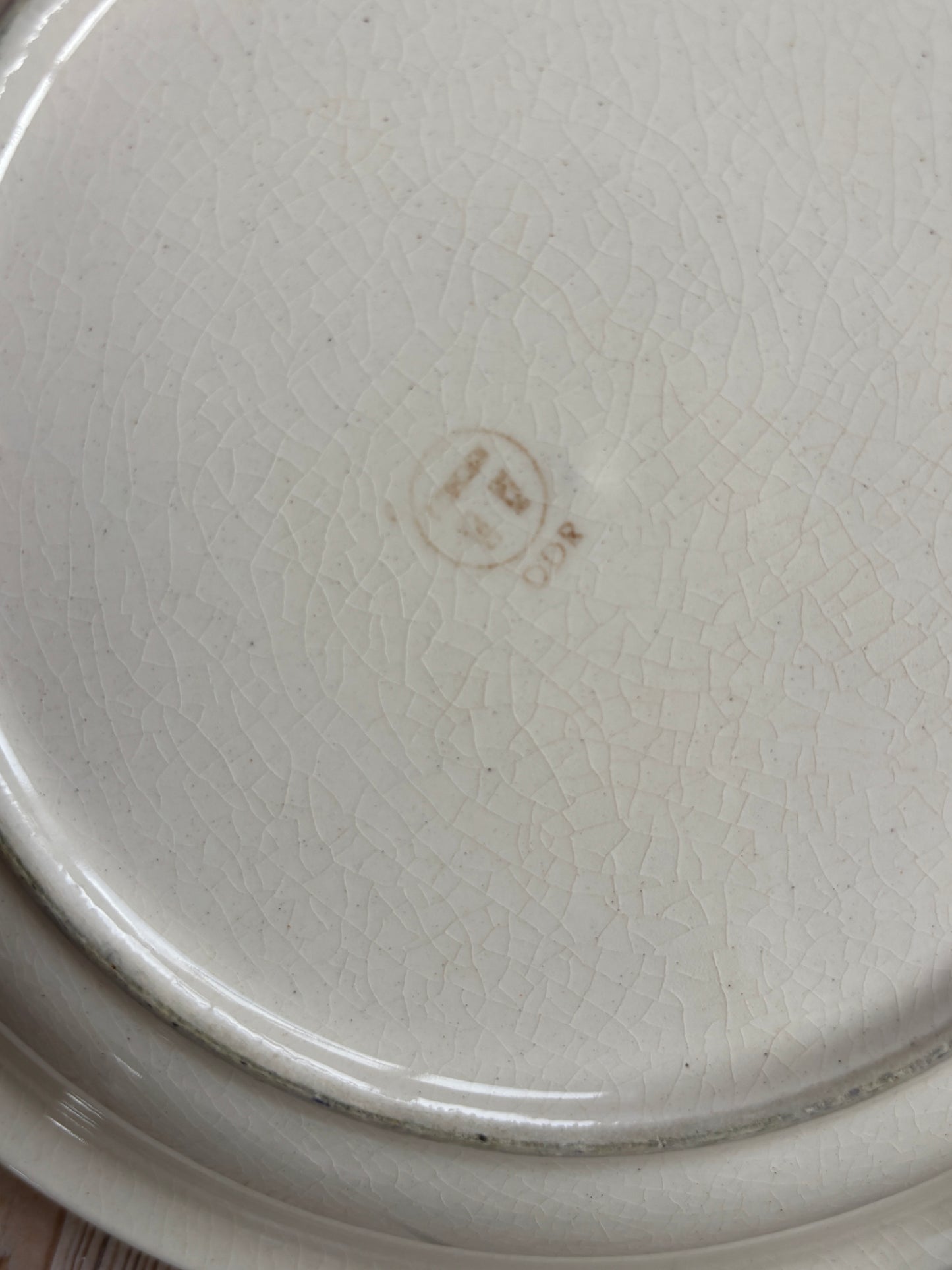 Cremefarvet DDR tallerkner