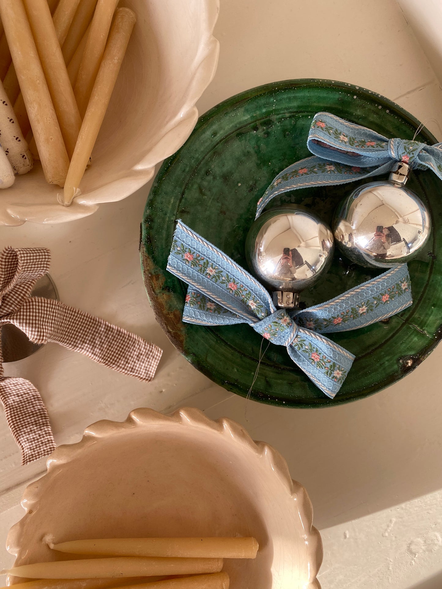 Vintage julekugle med bånd, blå/sølv