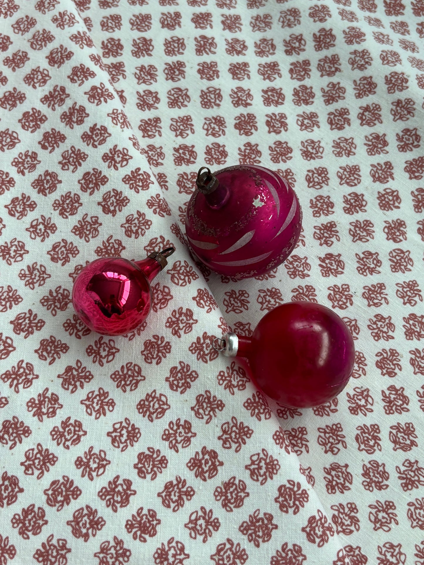 Gamle julekugler, pink