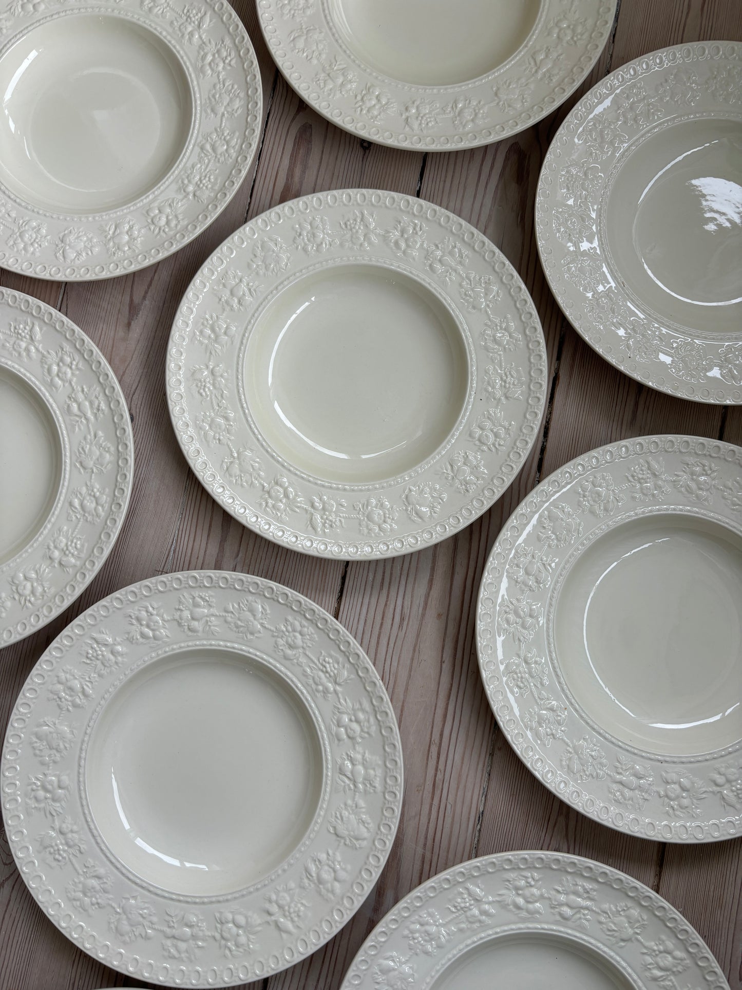 Cremefarvet engelske tallerkner