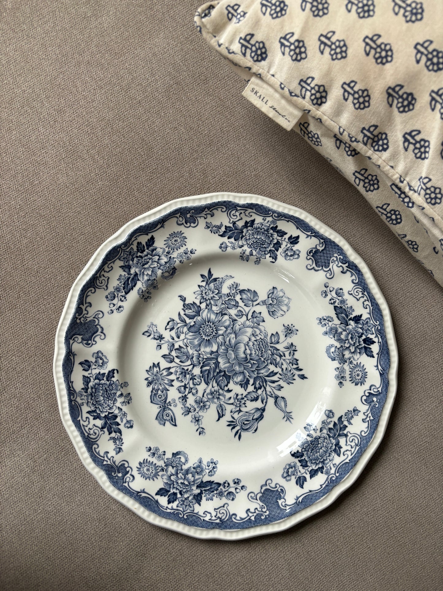 Engelsk platte med blå blomster