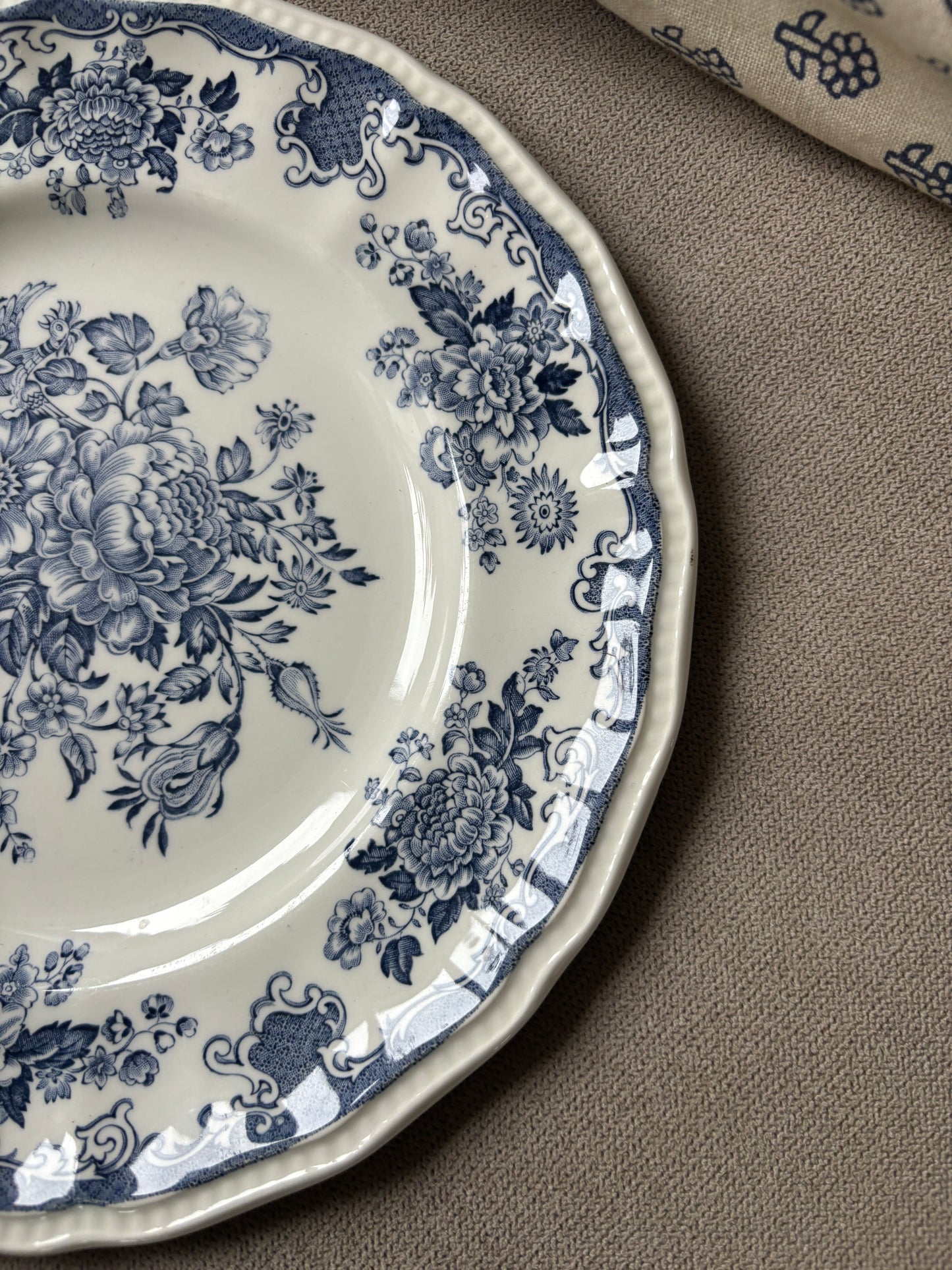 Engelsk platte med blå blomster