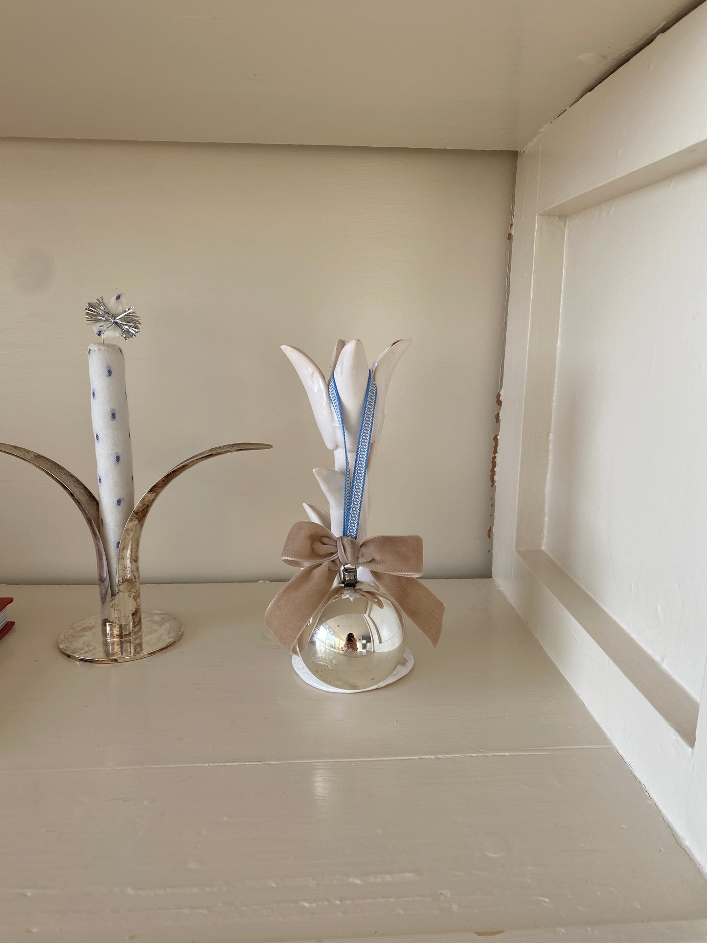 Vintage julekugle med sløjfe og bånd - beige/blå