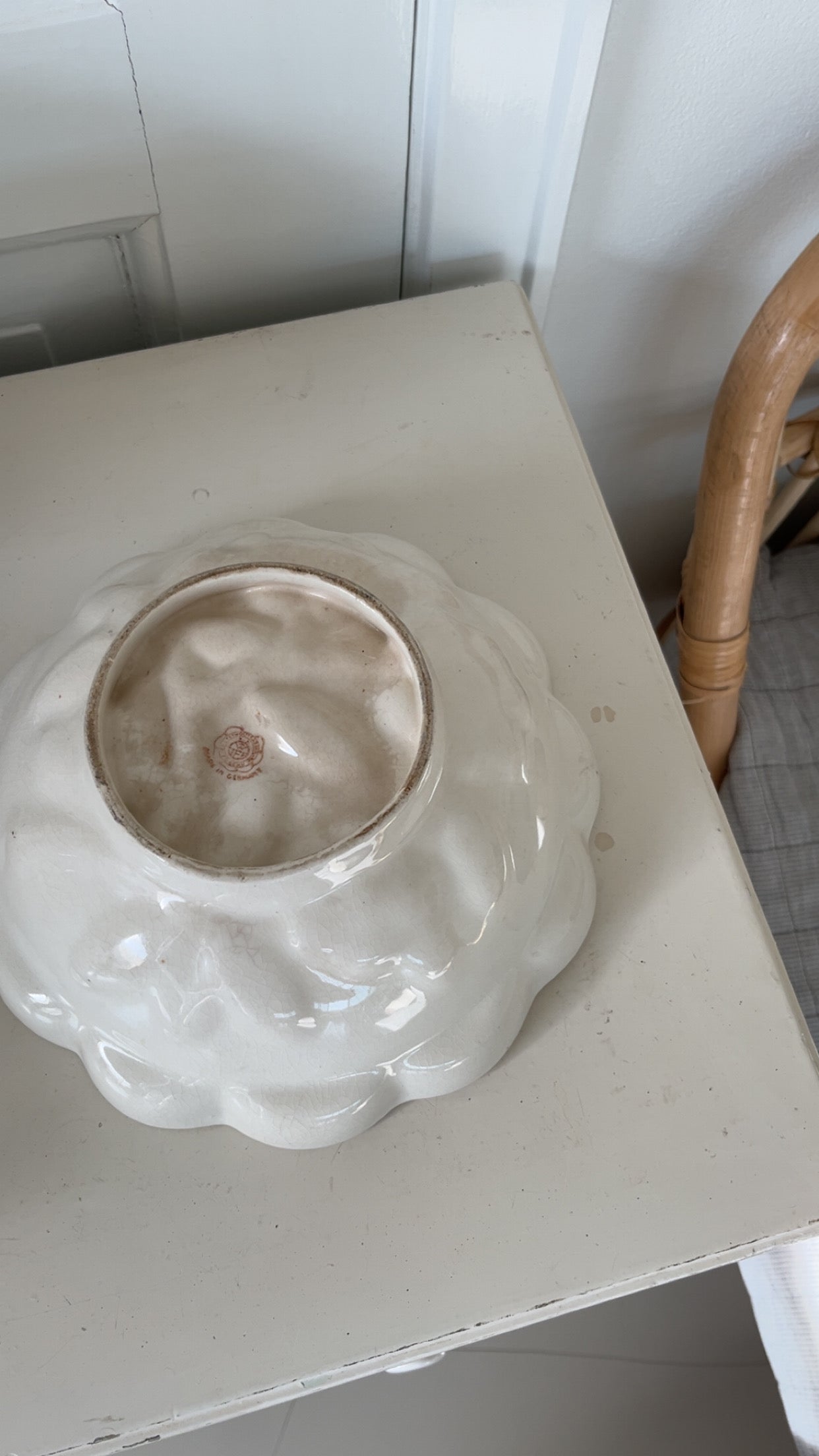 Smuk gammel skål med blomster