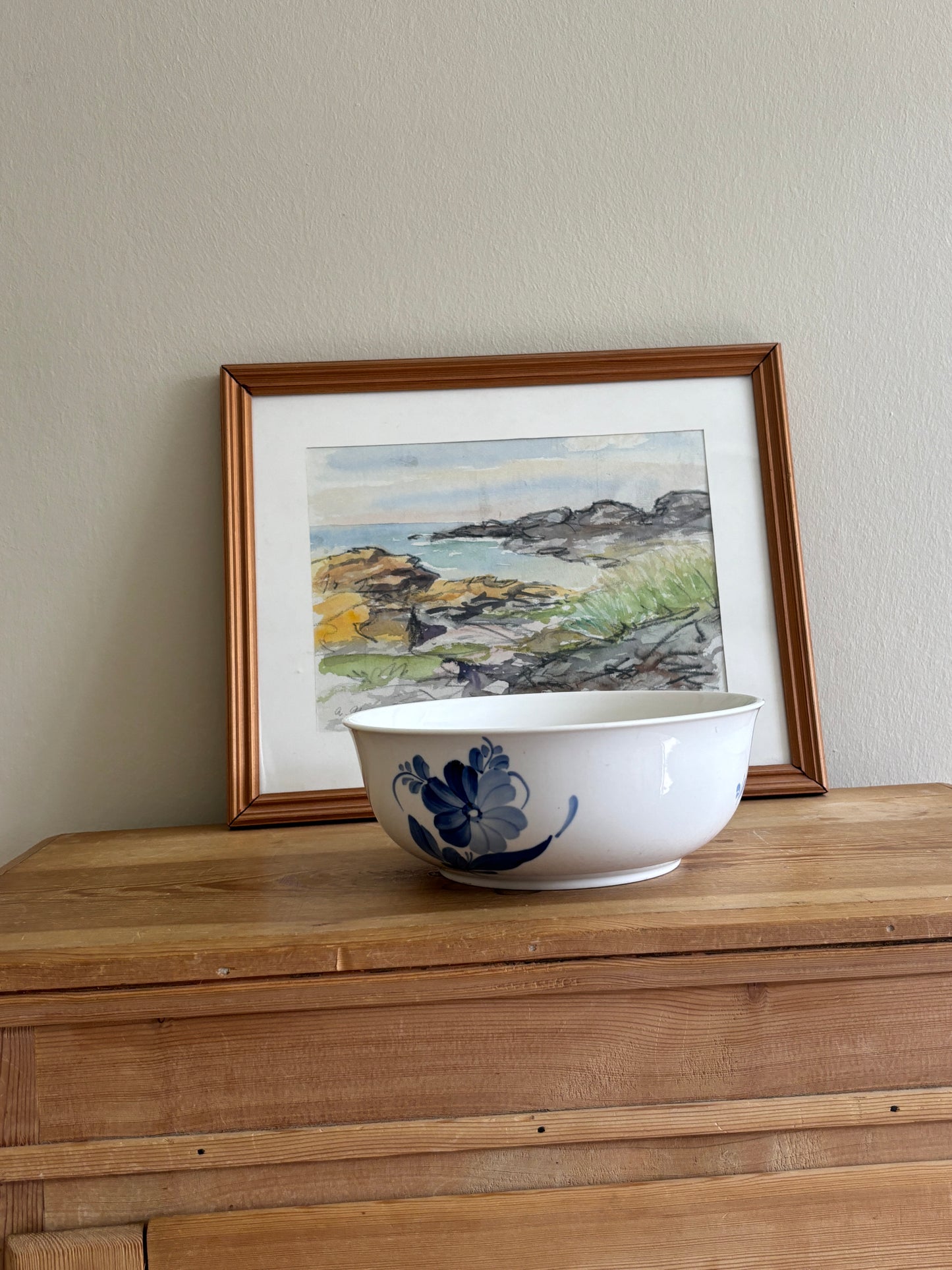 Skål med blå blomster på siden