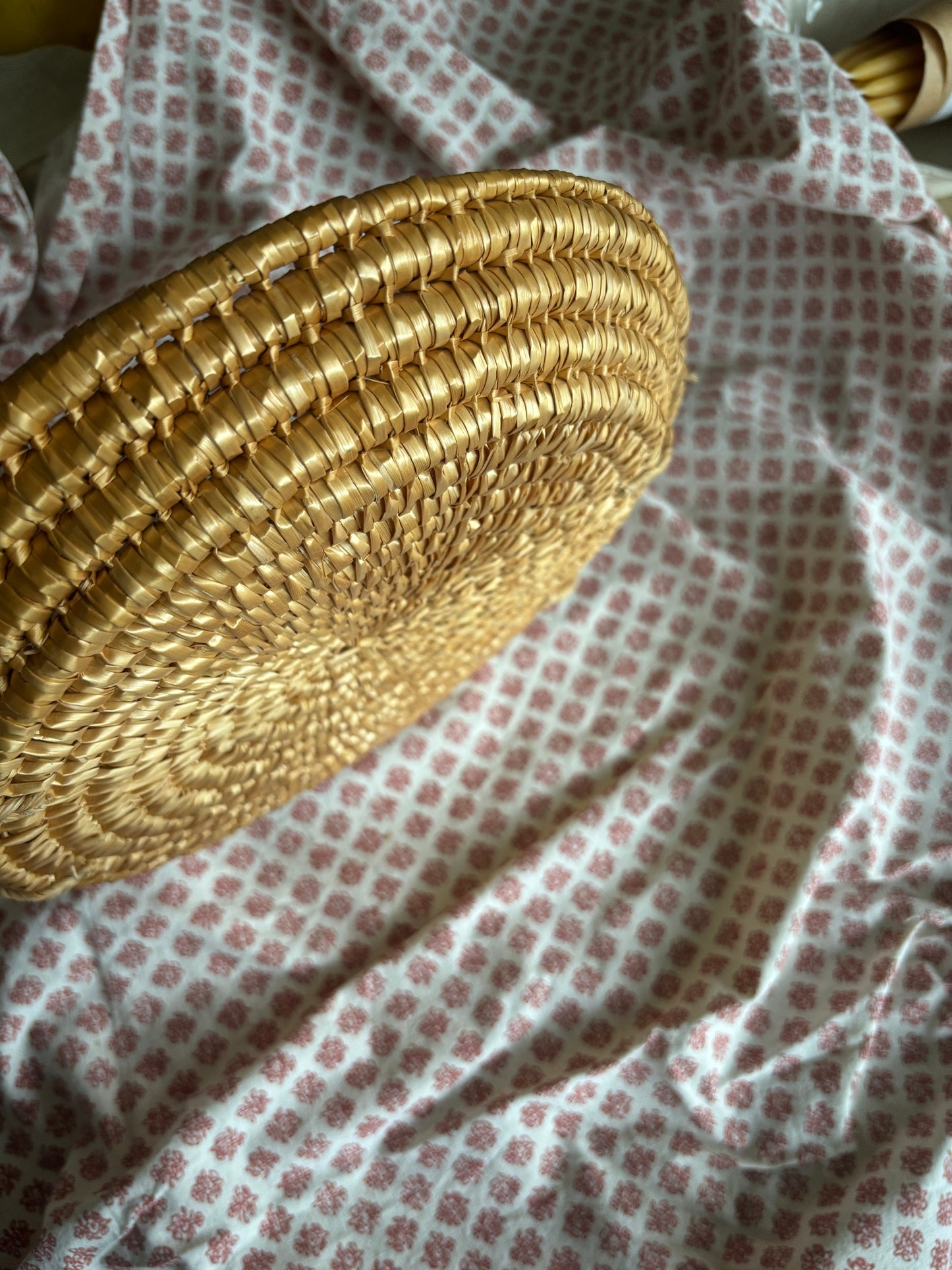 Rund kurv med håndtag