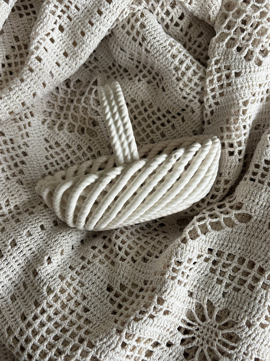 Lille flettet porcelæn kurv