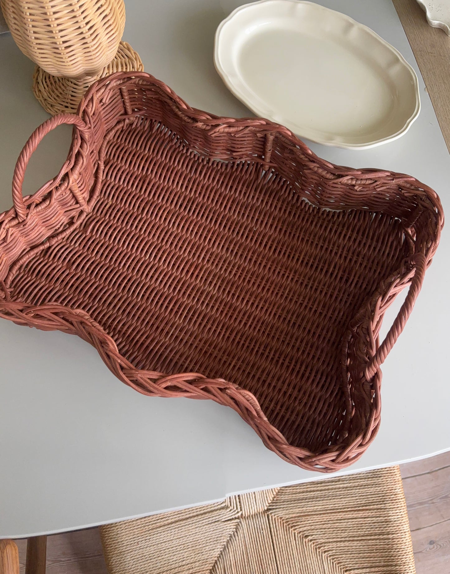 Brun rattan bakke med håndtag