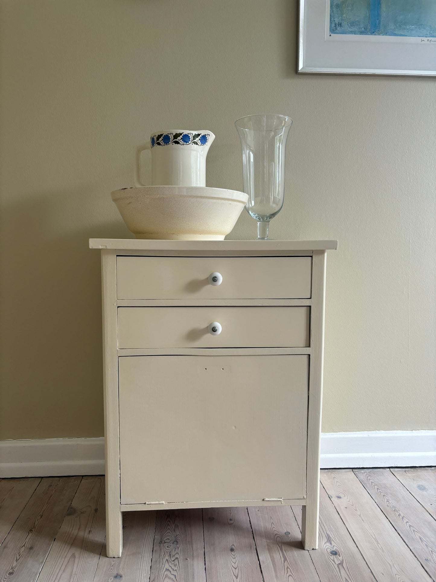 Cremefarvet møbel med to skuffer