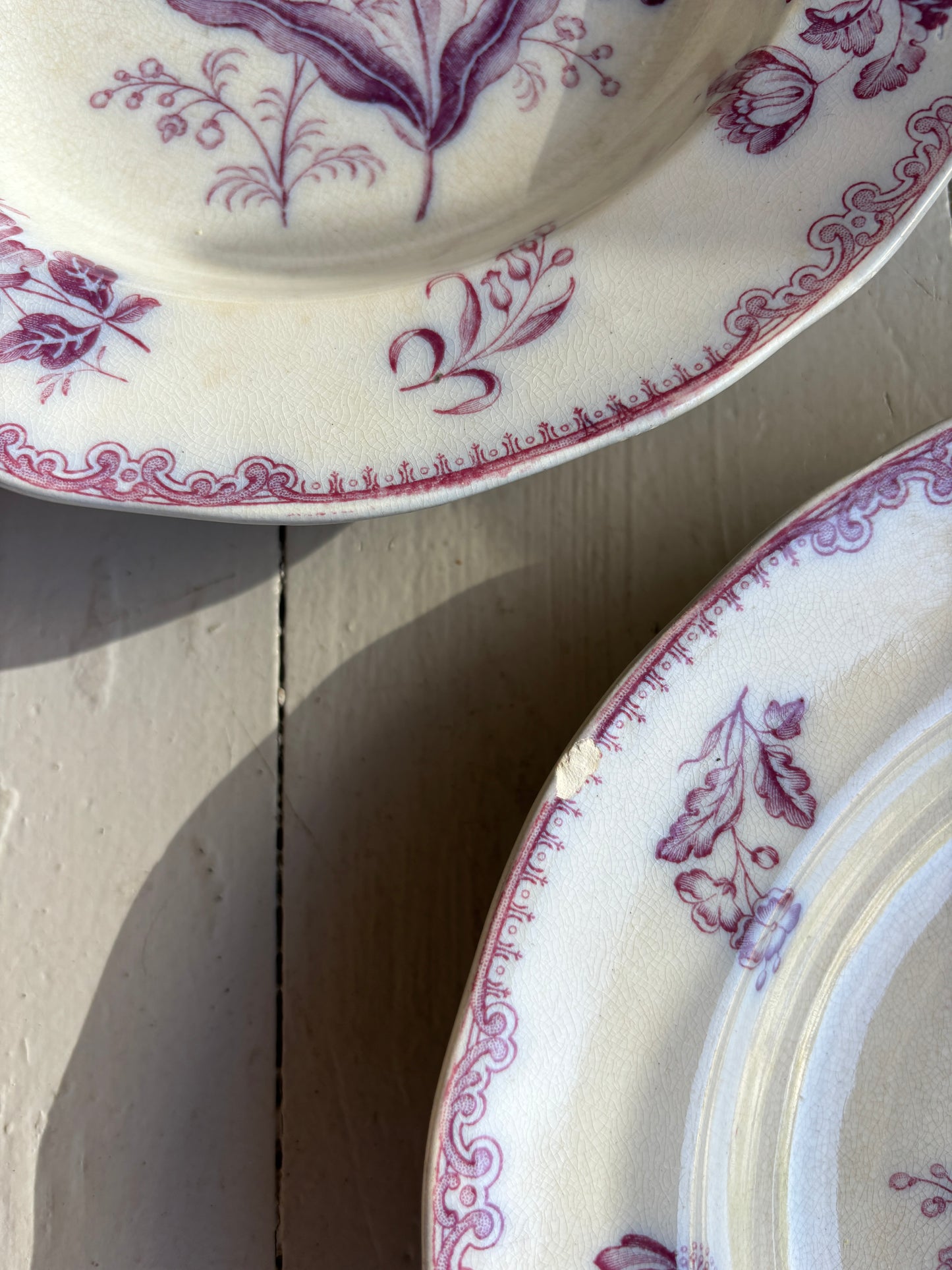 Dybe tallerkner med lilla motiv