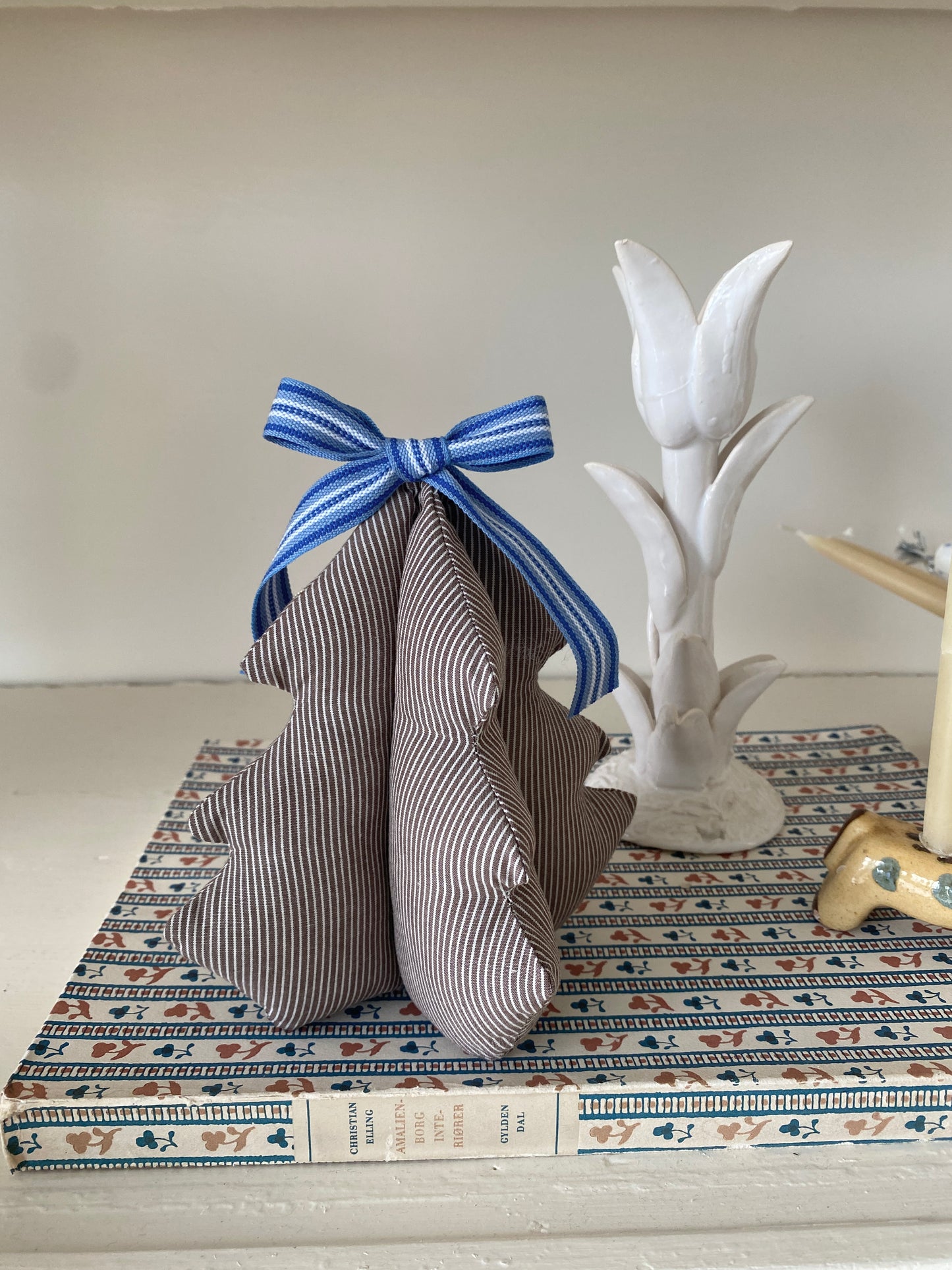 Håndlavet juletræ i bomuldsstof med sløjfe - brun/blå