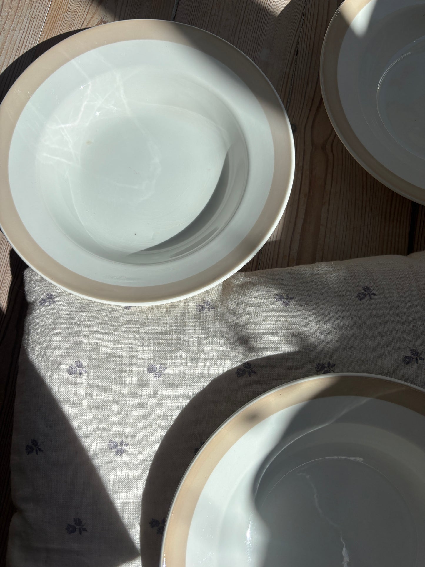 Dybe tallerkner med beige kant