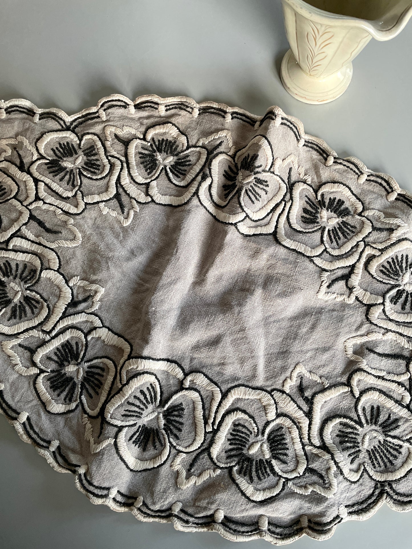 Fin broderet løber/dug