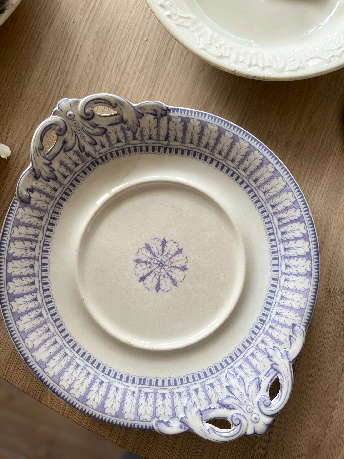 Antik platte med lilla mønster