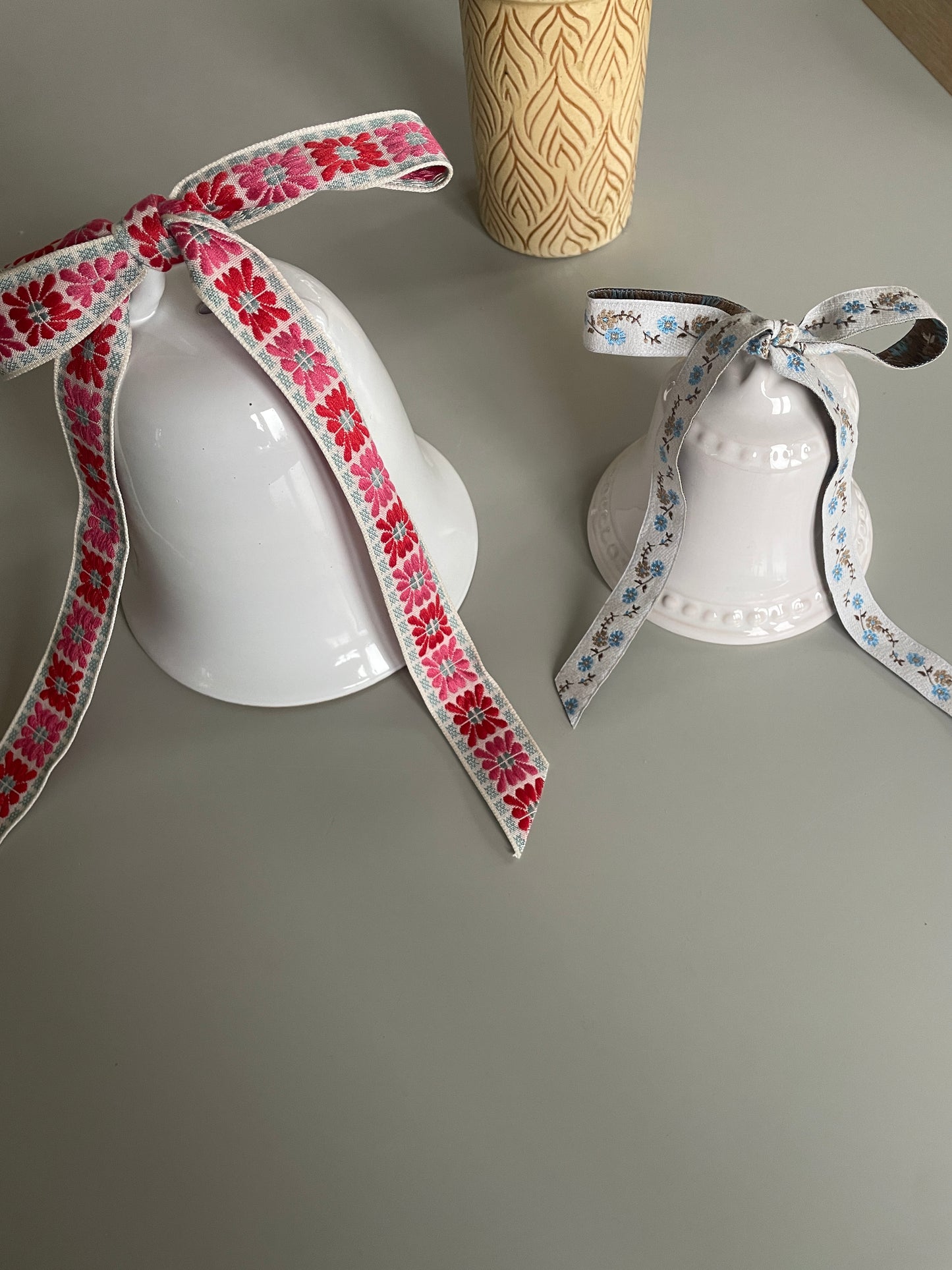 Porcelænklokker med bånd