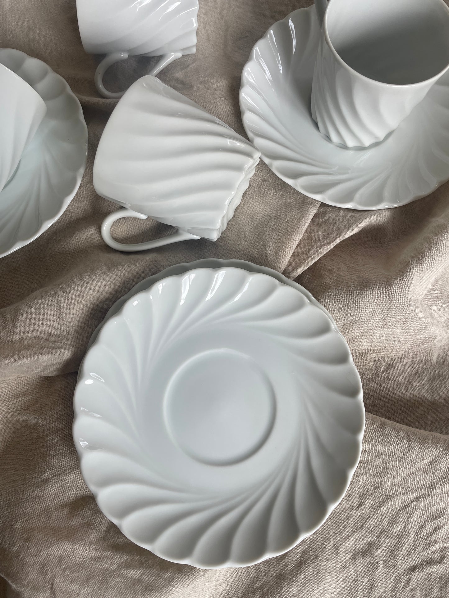 Kaffekop med underkop i swirl