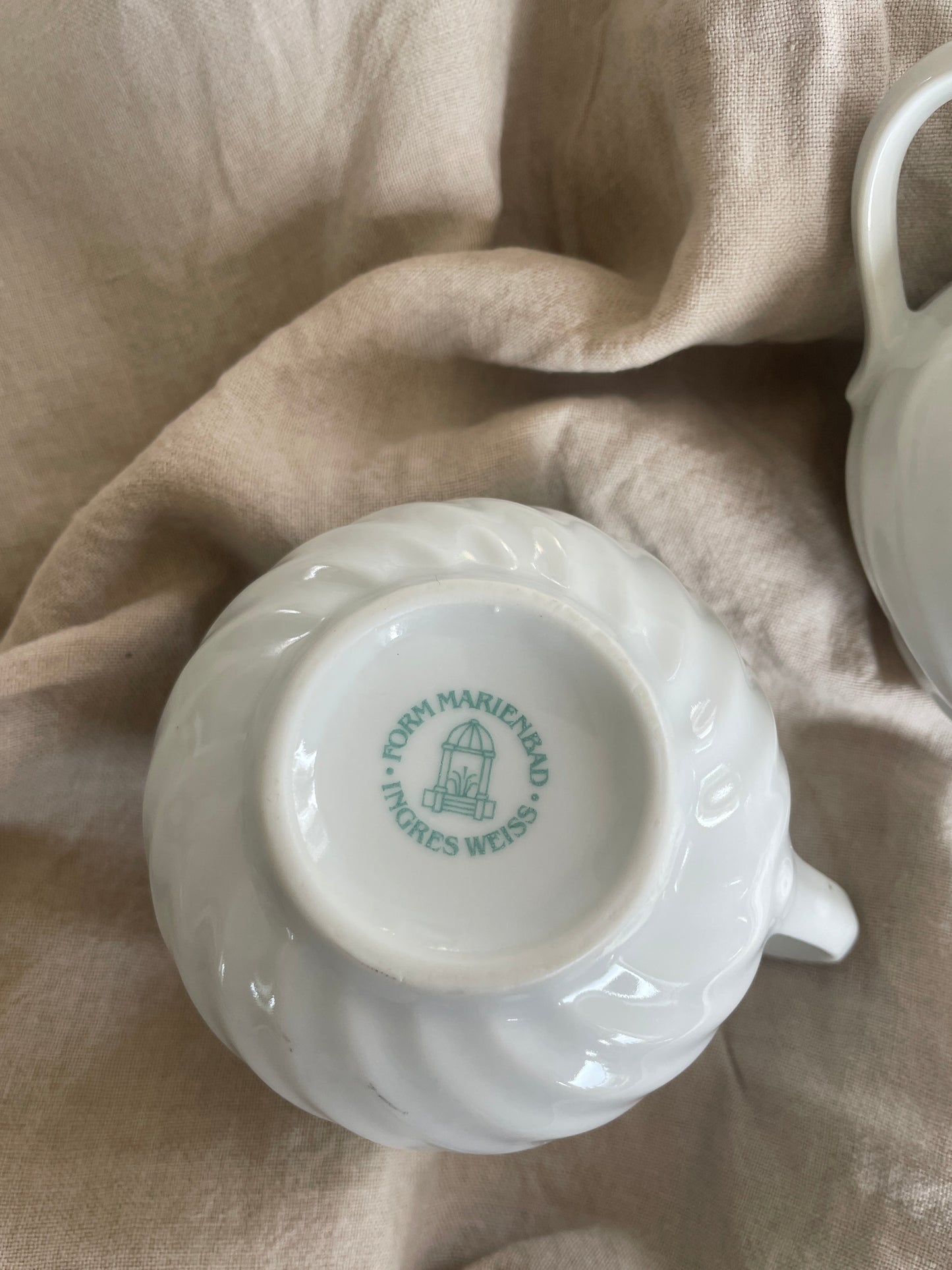 Kaffekop med underkop i swirl