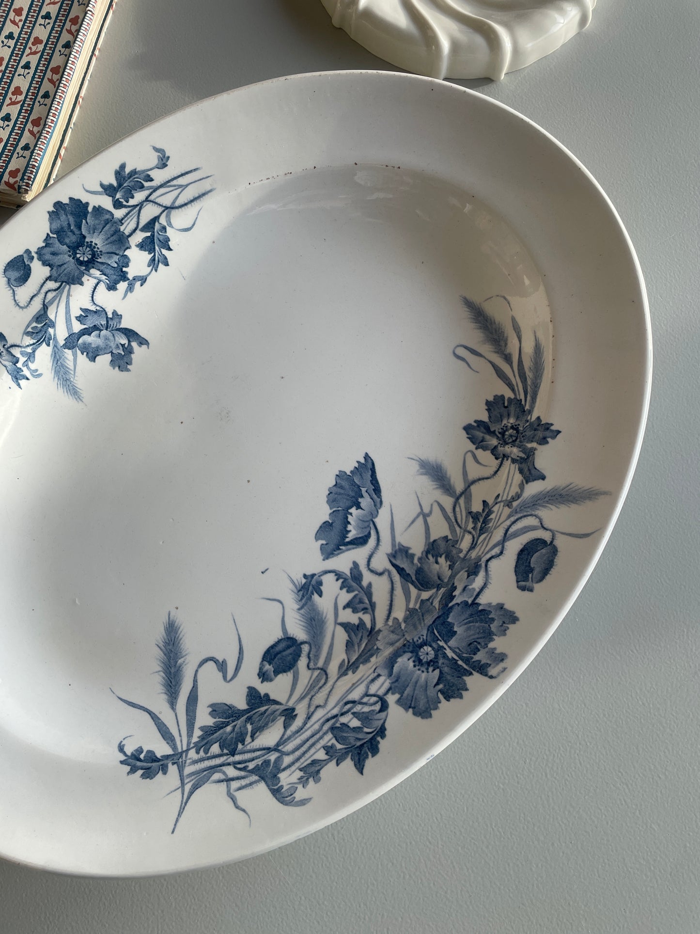 Fajance fad med markblomster