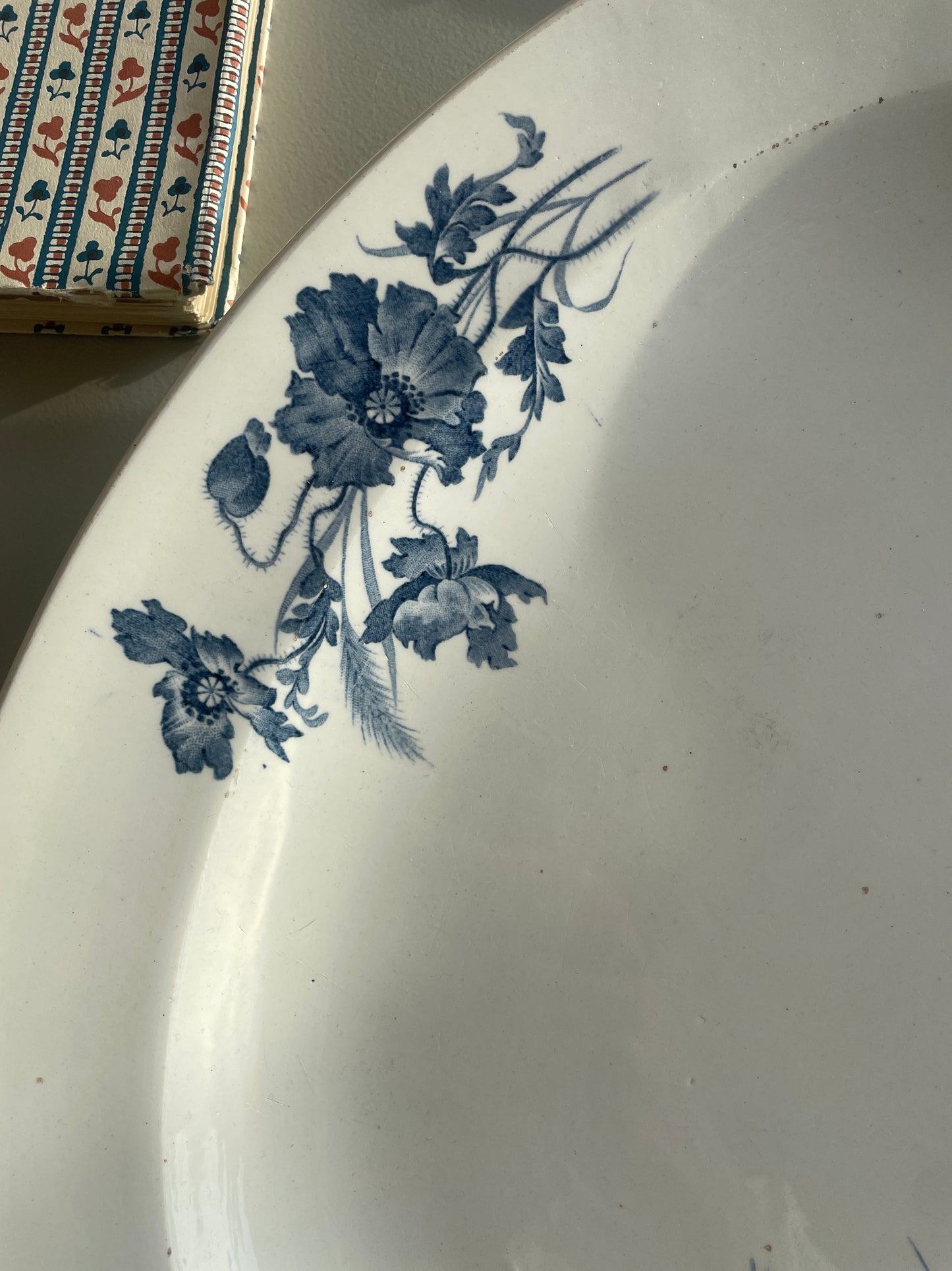 Fajance fad med markblomster