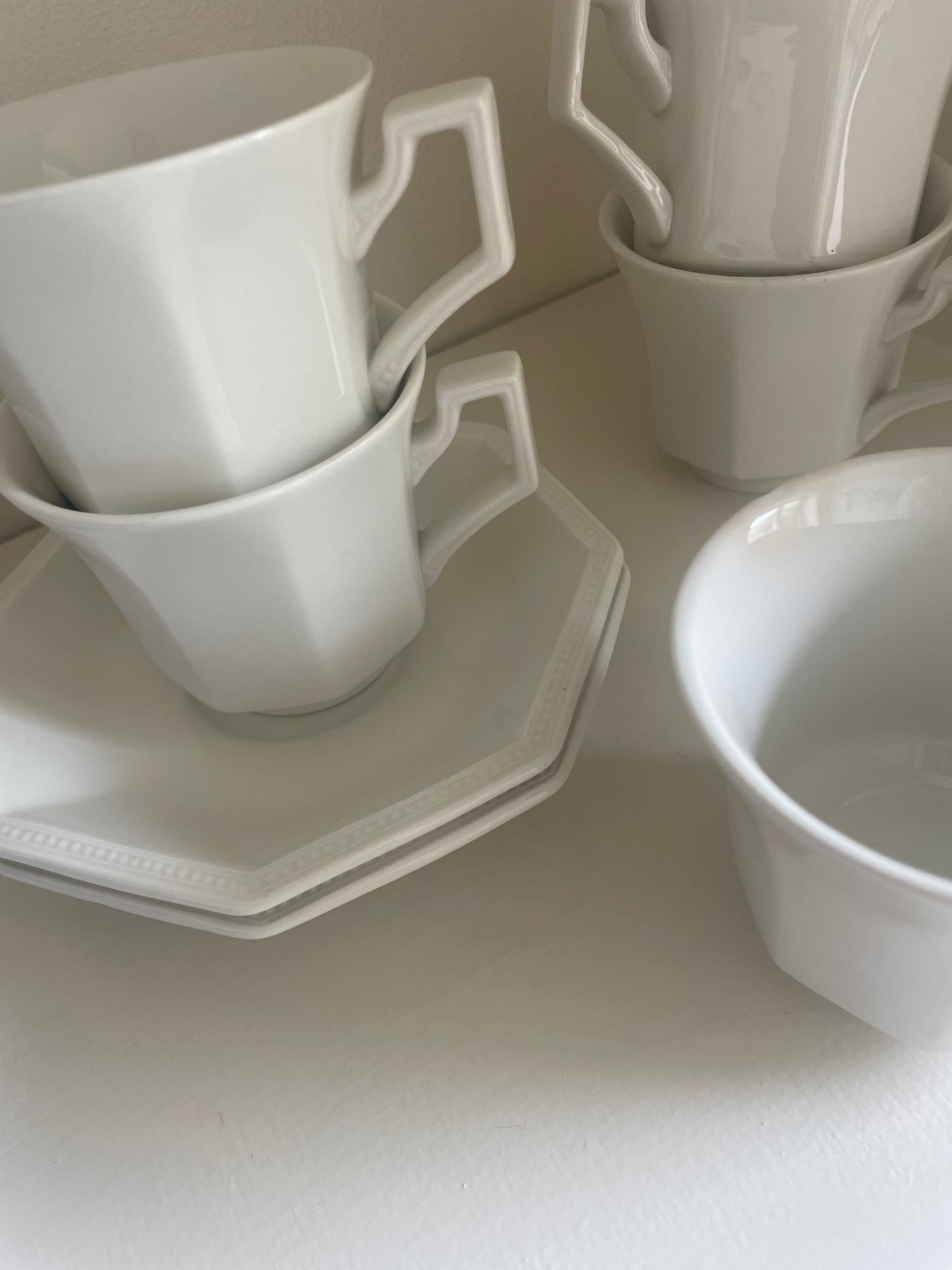 Cups with pearl rim and saucer