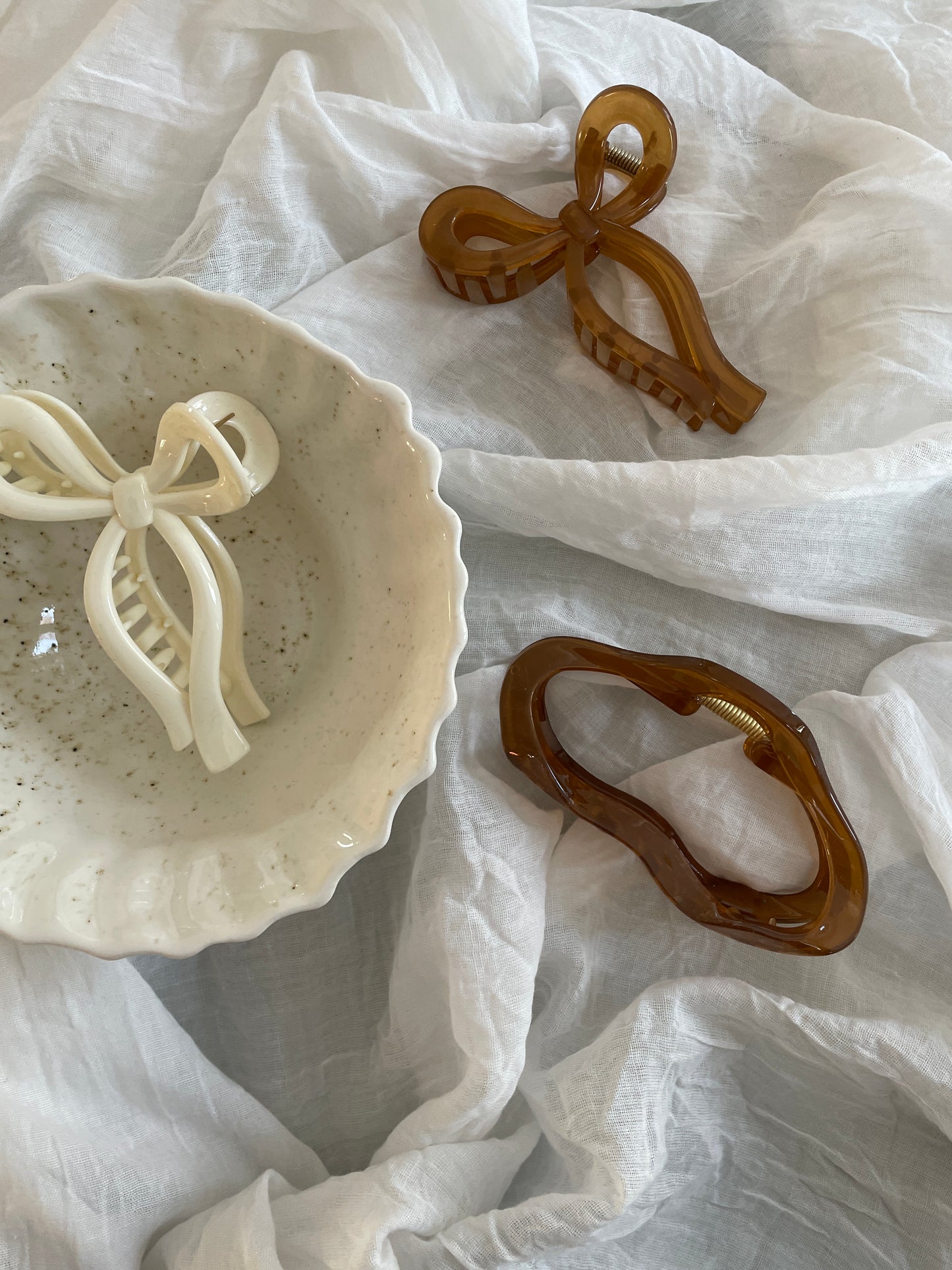 Fin enkel hårklemme i lys brun