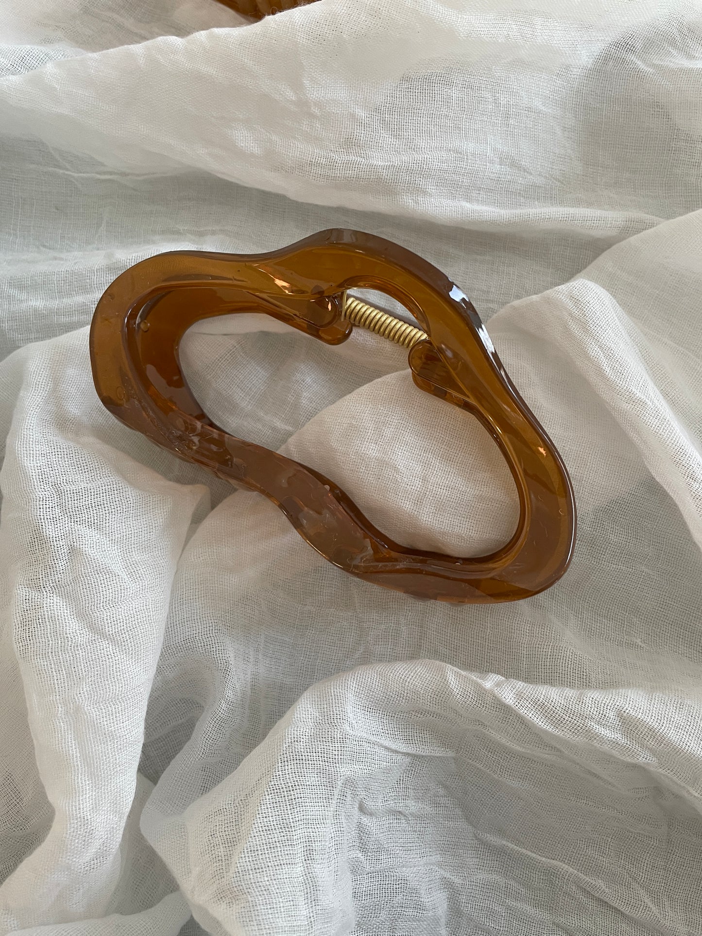 Fin enkel hårklemme i lys brun