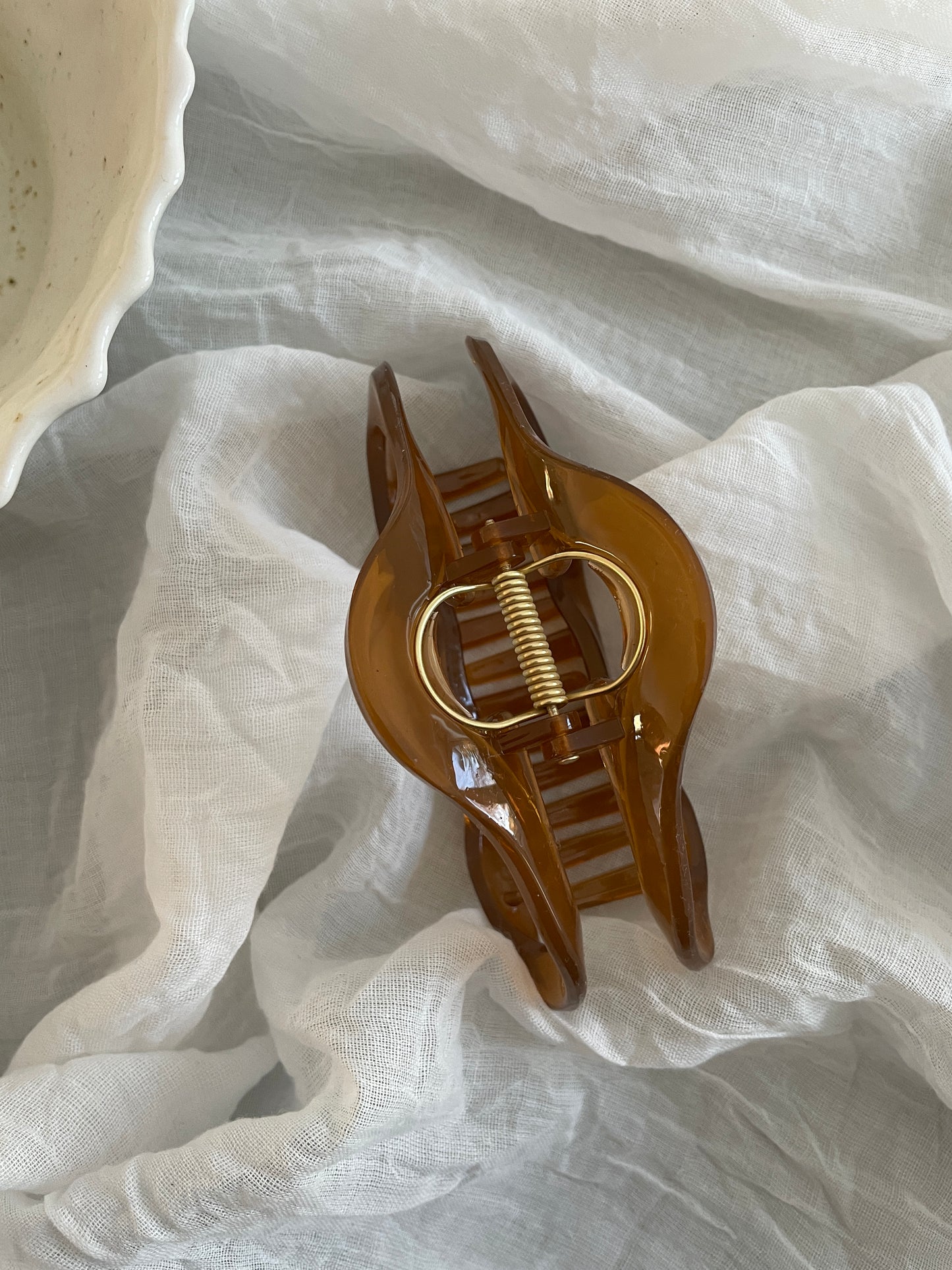 Fin enkel hårklemme i lys brun