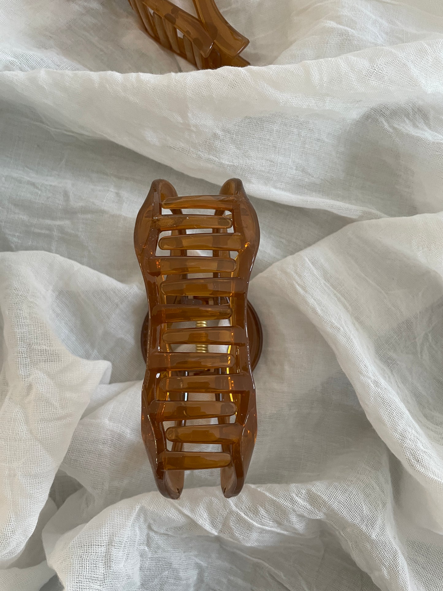 Fin enkel hårklemme i lys brun