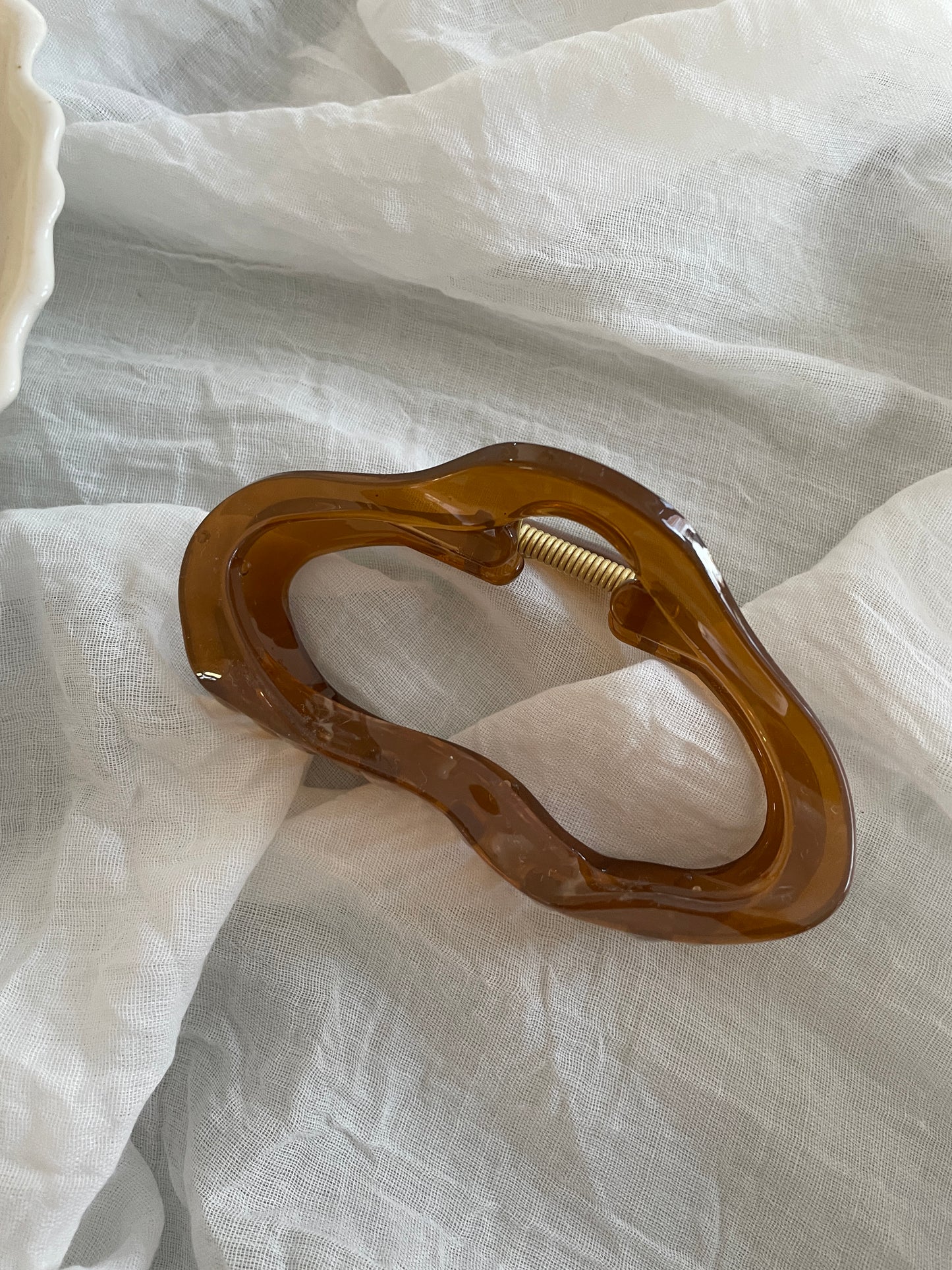 Fin enkel hårklemme i lys brun